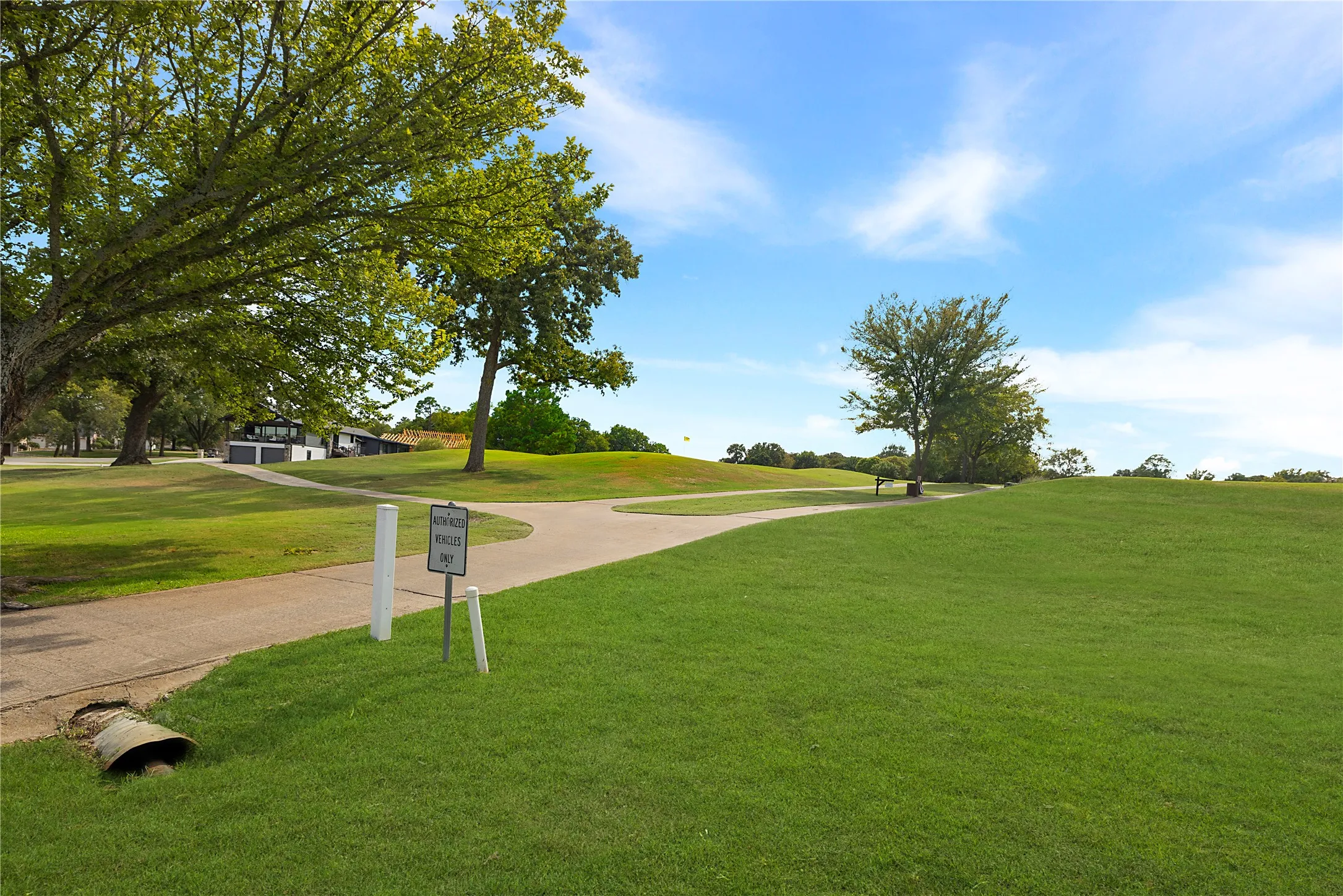 Single Family Residence For Sale in Cooke County , 1227 Kiowa Drive W, Lake Kiowa, Texas 76240, 3 Bedroom, 3 Bathroom, 2 Garage spaces, 2,652 Sqft, built in 1972, mls#21401712, Real Estate Agent in Lake Kiowa, Homes For Sale in Cooke county, Homes For Sale in Lake Kiowa, Realtor in Lake Kiowa Texas, Real Estate Brokerage Independent Realty Texas, Luminita Cordes Realtor