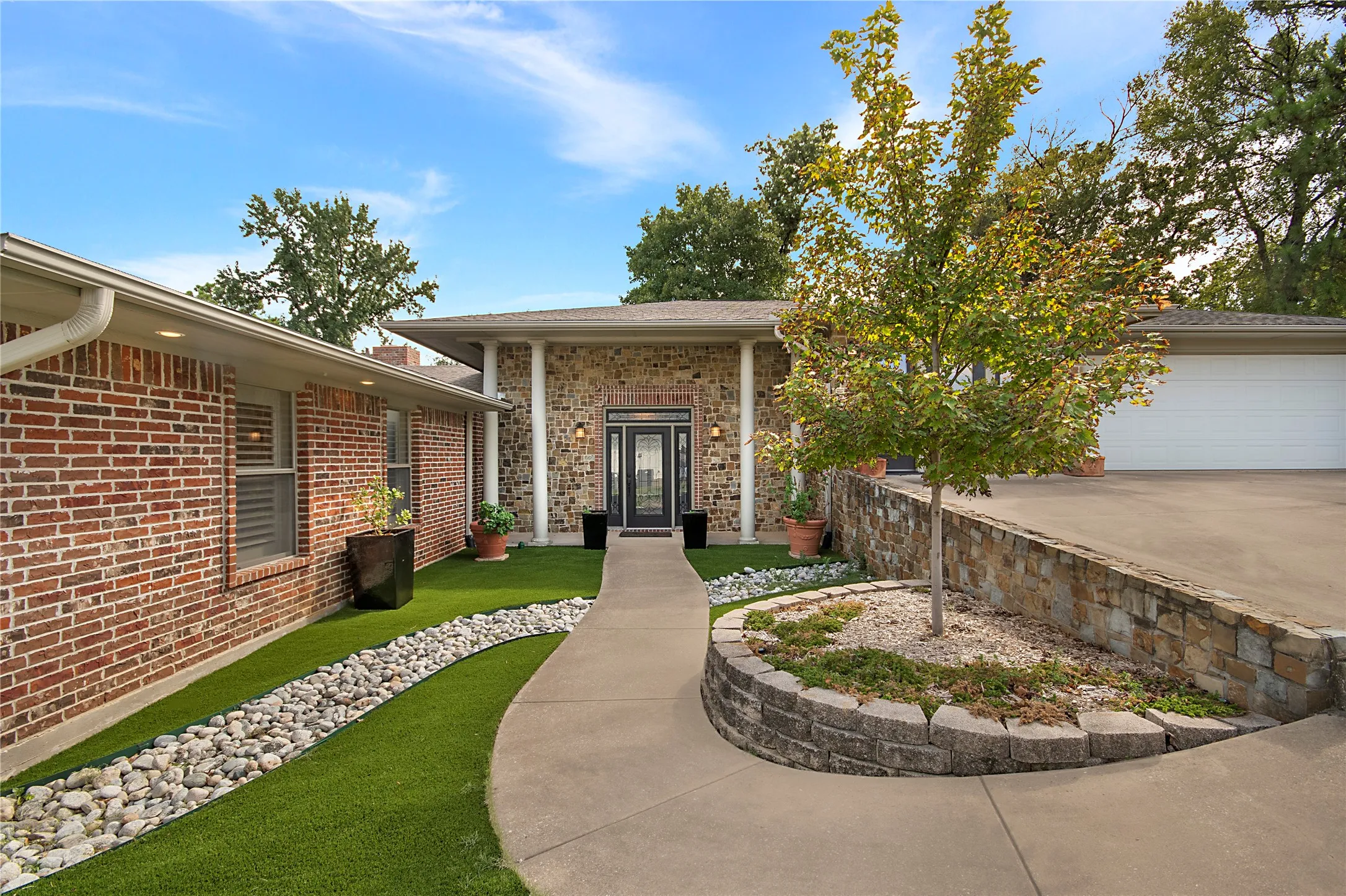 Single Family Residence For Sale in Cooke County , 1227 Kiowa Drive W, Lake Kiowa, Texas 76240, 3 Bedroom, 3 Bathroom, 2 Garage spaces, 2,652 Sqft, built in 1972, mls#21401712, Real Estate Agent in Lake Kiowa, Homes For Sale in Cooke county, Homes For Sale in Lake Kiowa, Realtor in Lake Kiowa Texas, Real Estate Brokerage Independent Realty Texas, Luminita Cordes Realtor