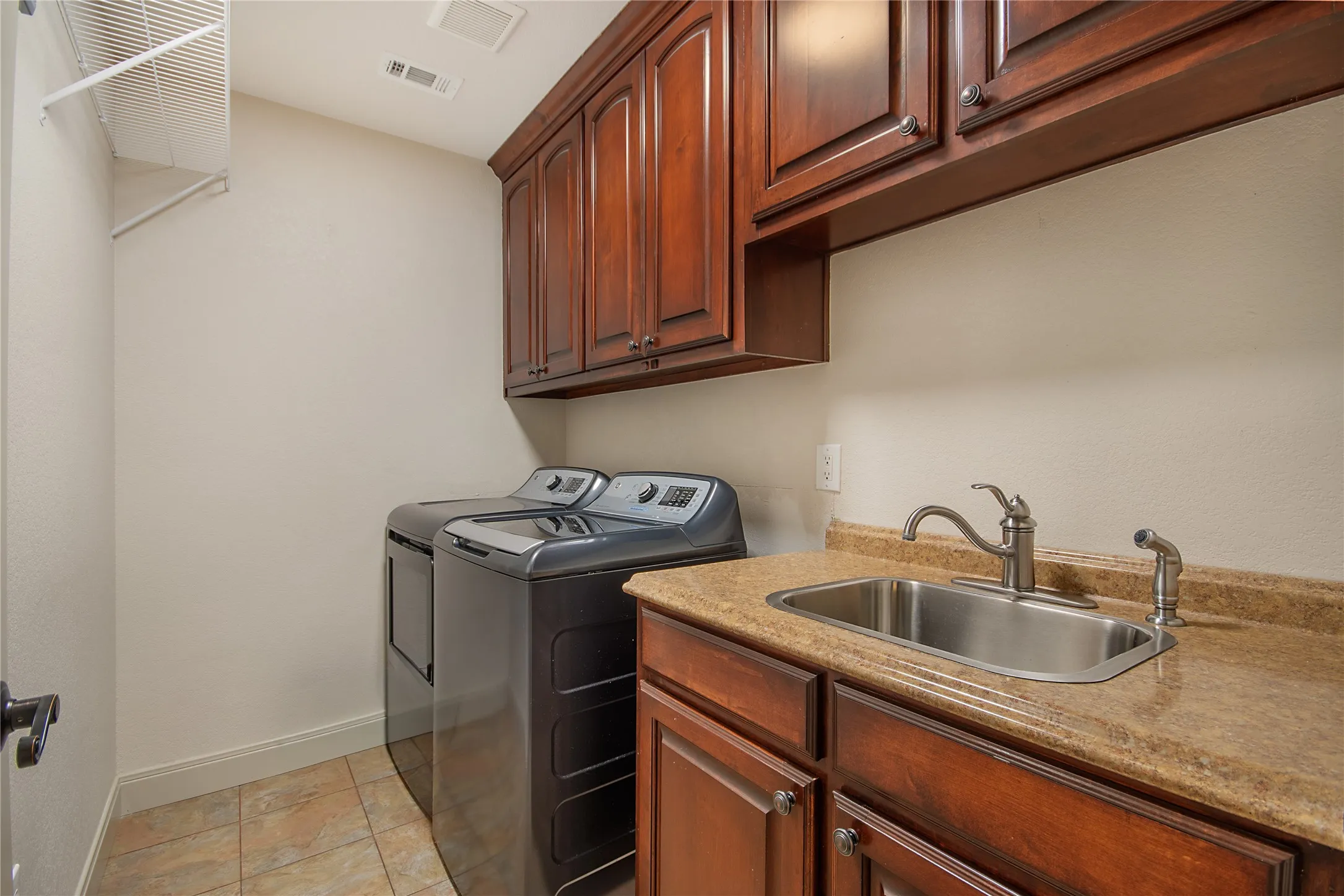 Single Family Residence For Sale in Cooke County , 1227 Kiowa Drive W, Lake Kiowa, Texas 76240, 3 Bedroom, 3 Bathroom, 2 Garage spaces, 2,652 Sqft, built in 1972, mls#21401712, Real Estate Agent in Lake Kiowa, Homes For Sale in Cooke county, Homes For Sale in Lake Kiowa, Realtor in Lake Kiowa Texas, Real Estate Brokerage Independent Realty Texas, Luminita Cordes Realtor