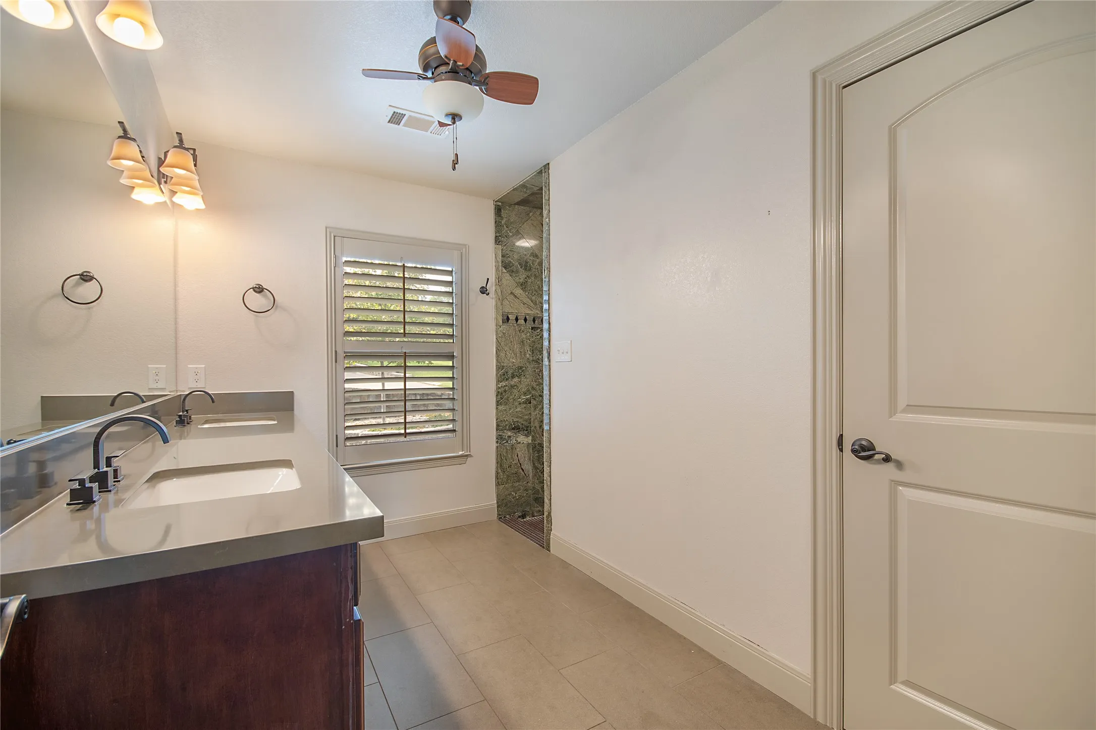 Single Family Residence For Sale in Cooke County , 1227 Kiowa Drive W, Lake Kiowa, Texas 76240, 3 Bedroom, 3 Bathroom, 2 Garage spaces, 2,652 Sqft, built in 1972, mls#21401712, Real Estate Agent in Lake Kiowa, Homes For Sale in Cooke county, Homes For Sale in Lake Kiowa, Realtor in Lake Kiowa Texas, Real Estate Brokerage Independent Realty Texas, Luminita Cordes Realtor