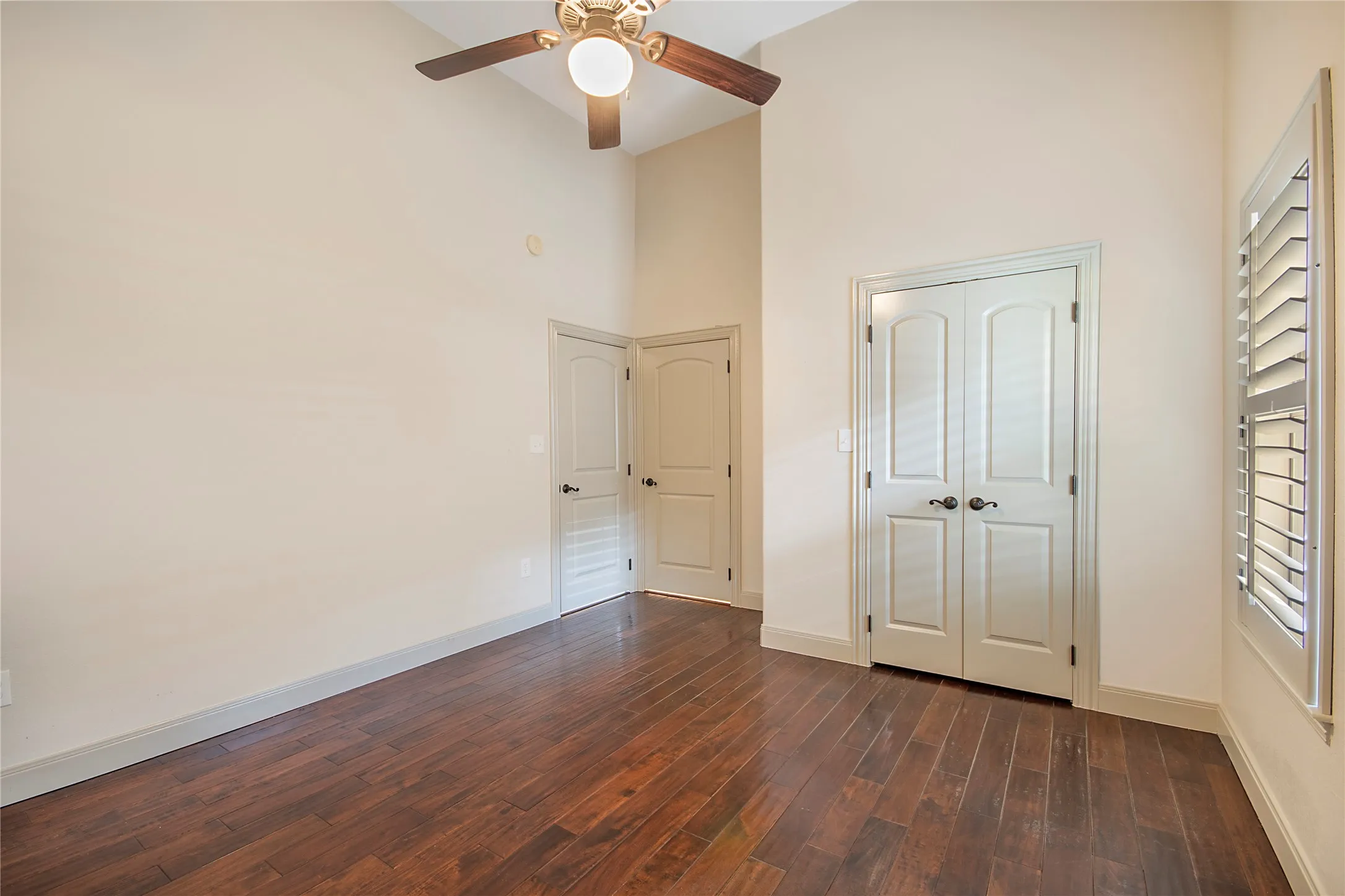 Single Family Residence For Sale in Cooke County , 1227 Kiowa Drive W, Lake Kiowa, Texas 76240, 3 Bedroom, 3 Bathroom, 2 Garage spaces, 2,652 Sqft, built in 1972, mls#21401712, Real Estate Agent in Lake Kiowa, Homes For Sale in Cooke county, Homes For Sale in Lake Kiowa, Realtor in Lake Kiowa Texas, Real Estate Brokerage Independent Realty Texas, Luminita Cordes Realtor