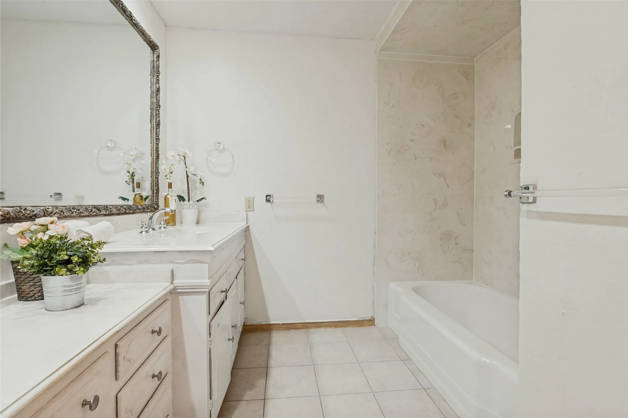 Hall bath with tub/shower combo
