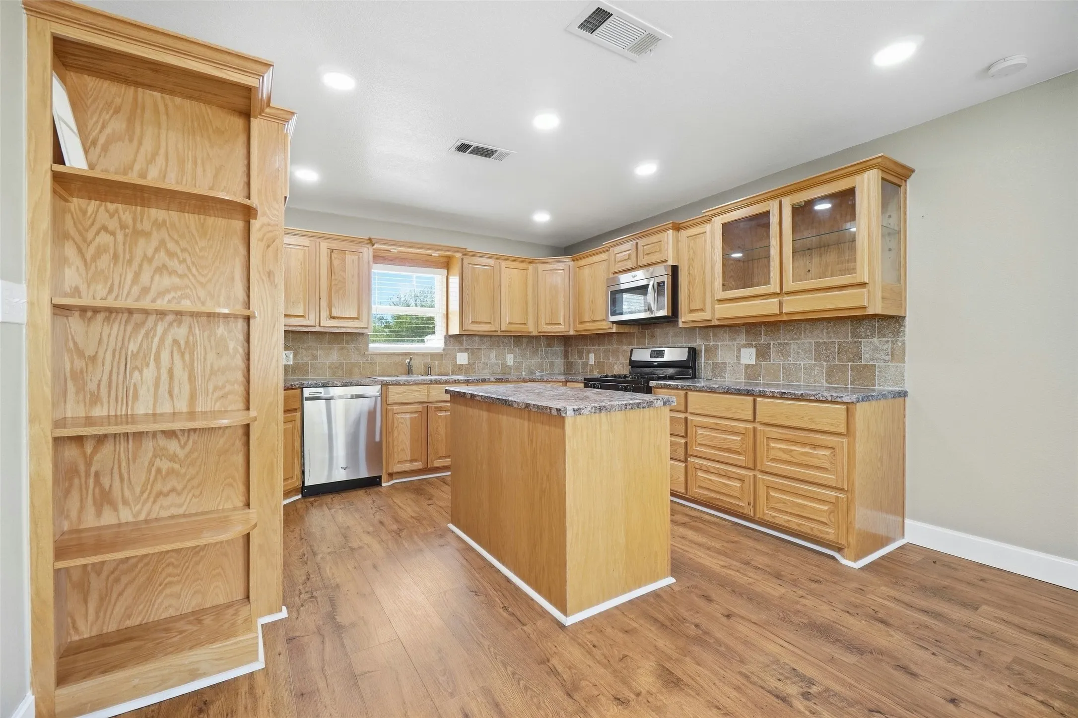 Single Family Residence For Sale in Hardeman County , 1202 Airport Road, Quanah, Texas 79252, 3 Bedroom, 3 Bathroom, Garage spaces, 1,918 Sqft, built in 1968, mls#21402486, Real Estate Agent in Quanah, Homes For Sale in Hardeman county, Homes For Sale in Quanah, Realtor in Quanah Texas, Real Estate Brokerage Independent Realty Texas, Luminita Cordes Realtor