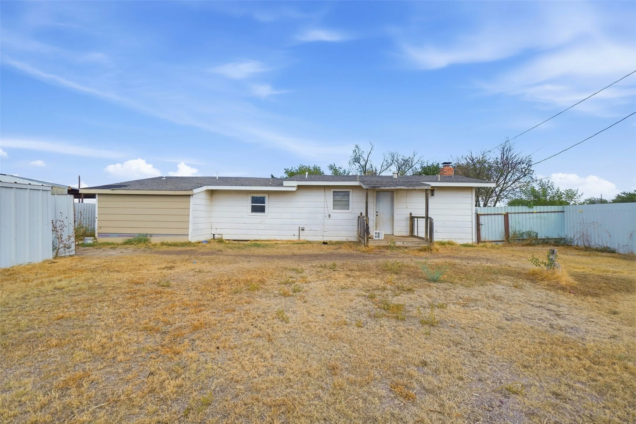 Single Family Residence For Sale in Hardeman County , 1202 Airport Road, Quanah, Texas 79252, 3 Bedroom, 3 Bathroom, Garage spaces, 1,918 Sqft, built in 1968, mls#21402486, Real Estate Agent in Quanah, Homes For Sale in Hardeman county, Homes For Sale in Quanah, Realtor in Quanah Texas, Real Estate Brokerage Independent Realty Texas, Luminita Cordes Realtor