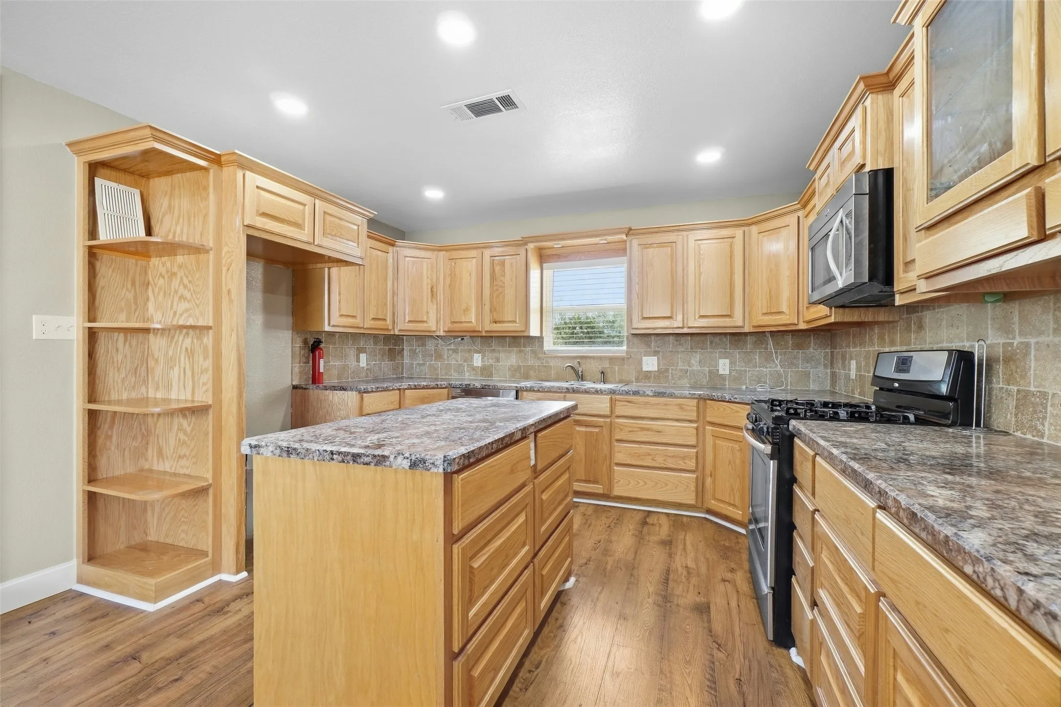 Single Family Residence For Sale in Hardeman County , 1202 Airport Road, Quanah, Texas 79252, 3 Bedroom, 3 Bathroom, Garage spaces, 1,918 Sqft, built in 1968, mls#21402486, Real Estate Agent in Quanah, Homes For Sale in Hardeman county, Homes For Sale in Quanah, Realtor in Quanah Texas, Real Estate Brokerage Independent Realty Texas, Luminita Cordes Realtor