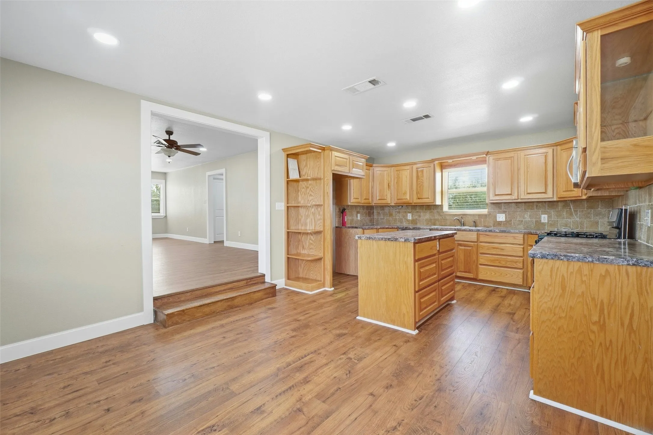 Single Family Residence For Sale in Hardeman County , 1202 Airport Road, Quanah, Texas 79252, 3 Bedroom, 3 Bathroom, Garage spaces, 1,918 Sqft, built in 1968, mls#21402486, Real Estate Agent in Quanah, Homes For Sale in Hardeman county, Homes For Sale in Quanah, Realtor in Quanah Texas, Real Estate Brokerage Independent Realty Texas, Luminita Cordes Realtor