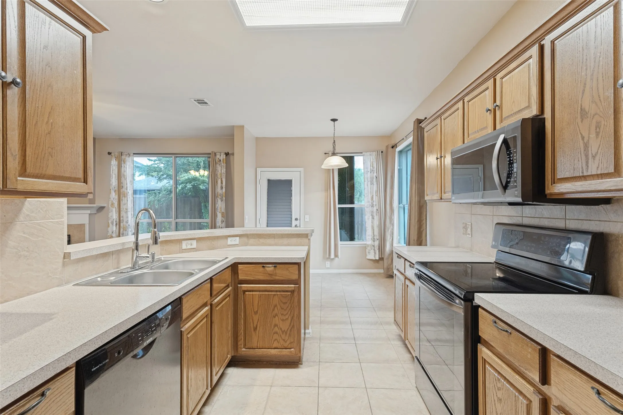 Single Family Residence For Sale in Tarrant County , 3000 Gettysburg Lane, Fort Worth, Texas 76123, 4 Bedroom, 3 Bathroom, 2 Garage spaces, 2,732 Sqft, built in 2005, mls#21402492, Real Estate Agent in Fort Worth, Homes For Sale in Tarrant county, Homes For Sale in Fort Worth, Realtor in Fort Worth Texas, Real Estate Brokerage Independent Realty Texas, Luminita Cordes Realtor