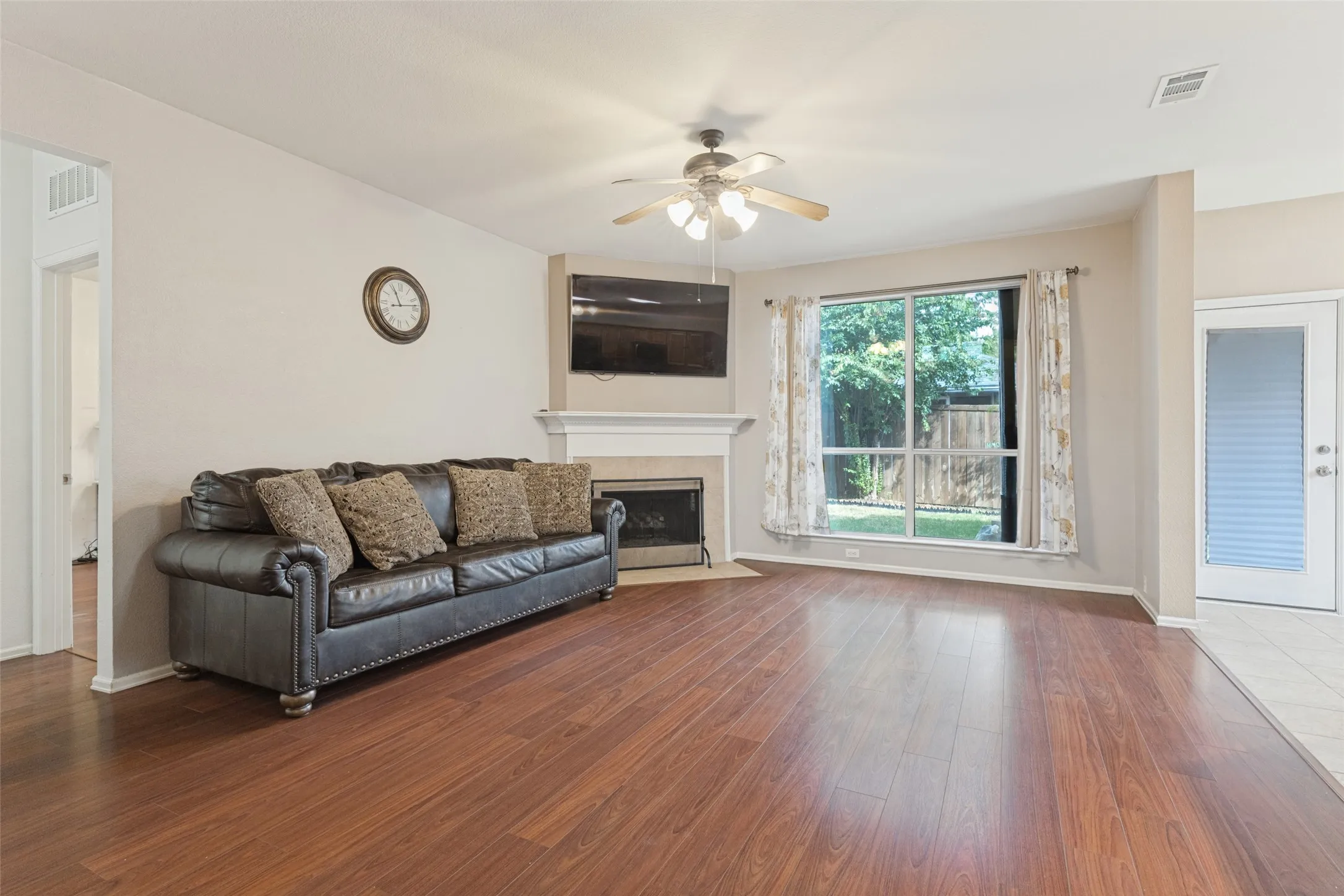Single Family Residence For Sale in Tarrant County , 3000 Gettysburg Lane, Fort Worth, Texas 76123, 4 Bedroom, 3 Bathroom, 2 Garage spaces, 2,732 Sqft, built in 2005, mls#21402492, Real Estate Agent in Fort Worth, Homes For Sale in Tarrant county, Homes For Sale in Fort Worth, Realtor in Fort Worth Texas, Real Estate Brokerage Independent Realty Texas, Luminita Cordes Realtor