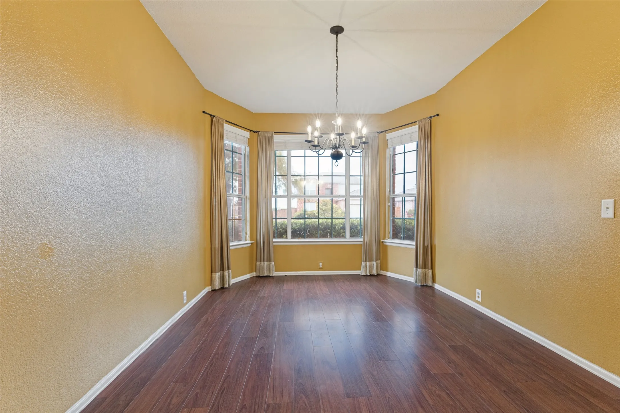 Single Family Residence For Sale in Tarrant County , 3000 Gettysburg Lane, Fort Worth, Texas 76123, 4 Bedroom, 3 Bathroom, 2 Garage spaces, 2,732 Sqft, built in 2005, mls#21402492, Real Estate Agent in Fort Worth, Homes For Sale in Tarrant county, Homes For Sale in Fort Worth, Realtor in Fort Worth Texas, Real Estate Brokerage Independent Realty Texas, Luminita Cordes Realtor