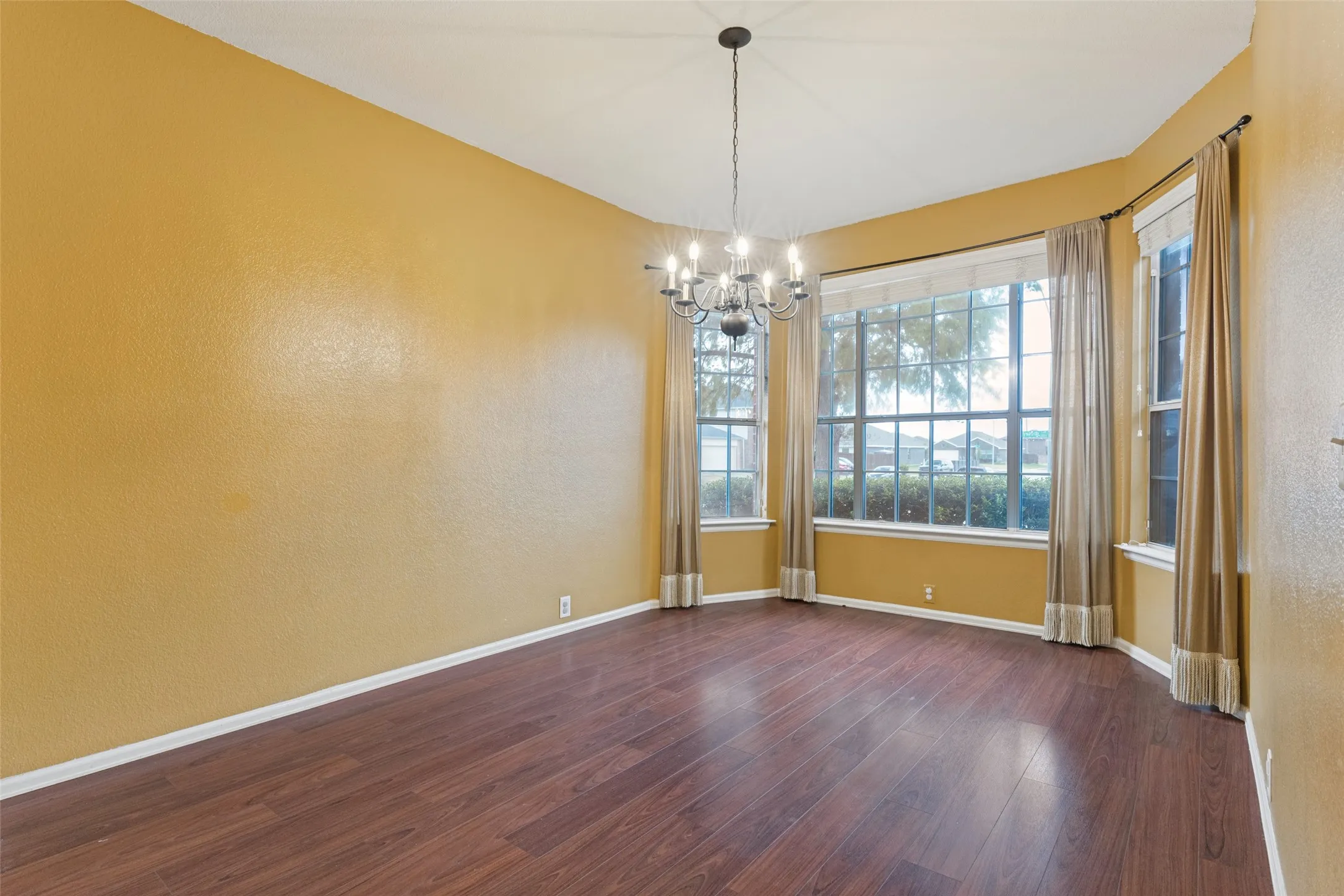 Single Family Residence For Sale in Tarrant County , 3000 Gettysburg Lane, Fort Worth, Texas 76123, 4 Bedroom, 3 Bathroom, 2 Garage spaces, 2,732 Sqft, built in 2005, mls#21402492, Real Estate Agent in Fort Worth, Homes For Sale in Tarrant county, Homes For Sale in Fort Worth, Realtor in Fort Worth Texas, Real Estate Brokerage Independent Realty Texas, Luminita Cordes Realtor