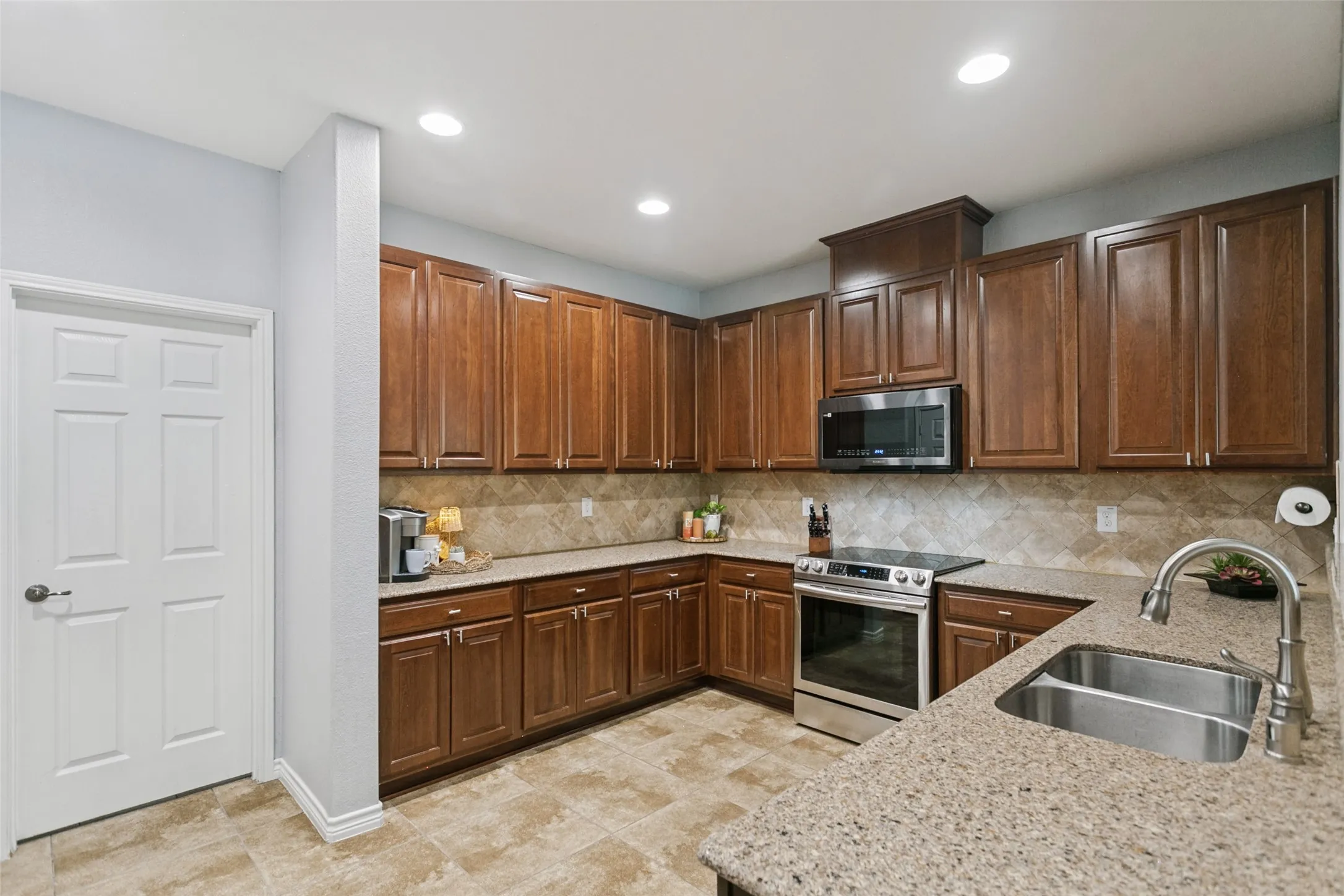 Single Family Residence For Sale in Collin County , 6501 Texana Way, Plano, Texas 75074, 3 Bedroom, 3 Bathroom, 2 Garage spaces, 2,784 Sqft, built in 2009, mls#21402494, Real Estate Agent in Plano, Homes For Sale in Collin county, Homes For Sale in Plano, Realtor in Plano Texas, Real Estate Brokerage Independent Realty Texas, Luminita Cordes Realtor