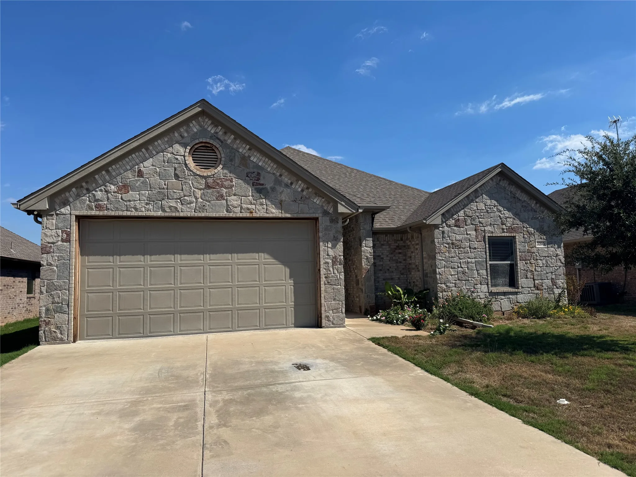 Single Family Residence For Sale in Hood County , 3205 Windcrest Drive, Granbury, Texas 76049, 3 Bedroom, 2 Bathroom, 2 Garage spaces, 1,758 Sqft, built in 2020, mls#21402501, Real Estate Agent in Granbury, Homes For Sale in Hood county, Homes For Sale in Granbury, Realtor in Granbury Texas, Real Estate Brokerage Independent Realty Texas, Luminita Cordes Realtor