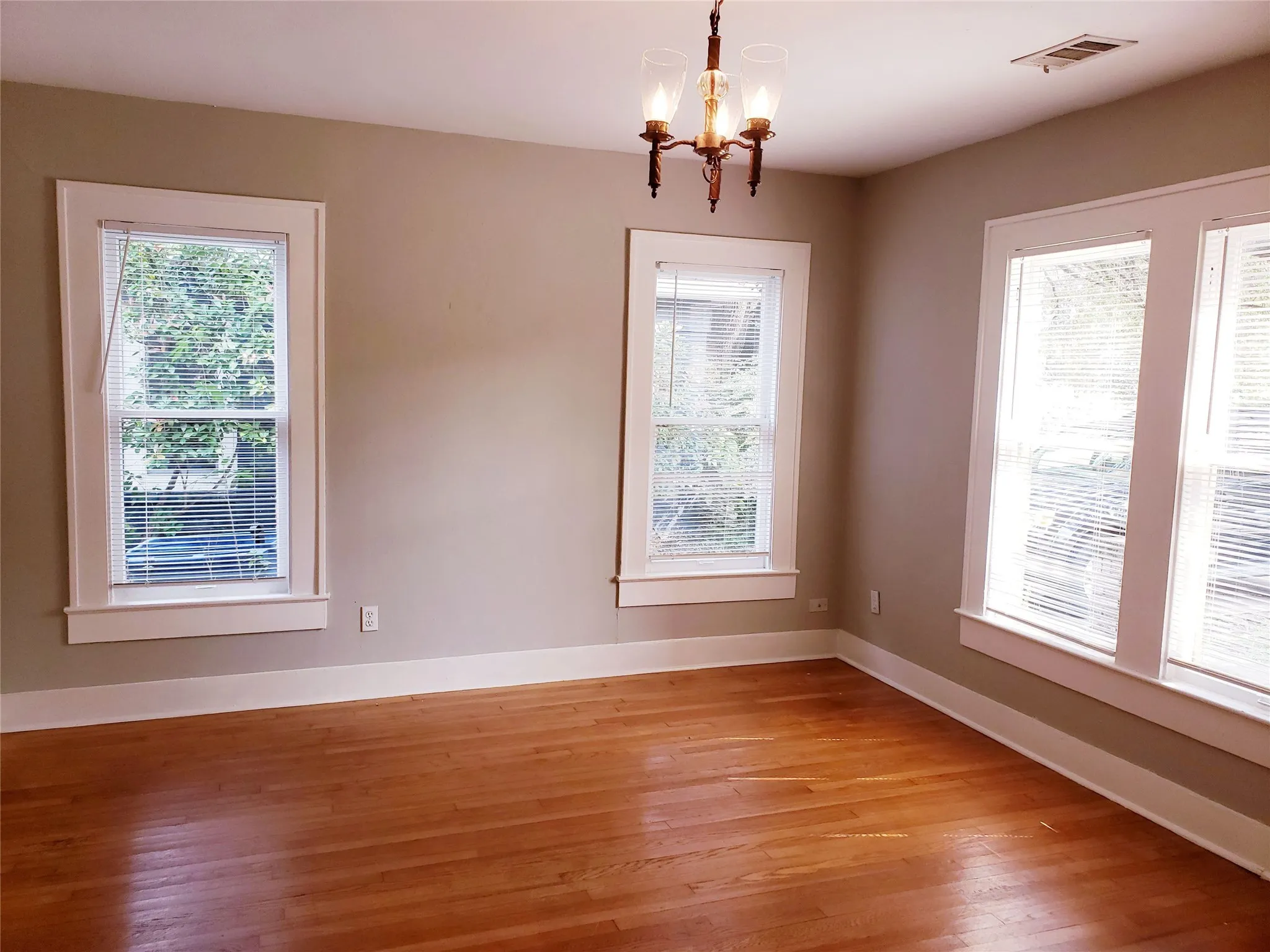 Duplex For Rent in Dallas County , 5815 LLANO Avenue, Dallas, Texas 75206, 1 Bedroom, 1 Bathroom, Garage spaces, 854 Sqft, built in 1927, mls#21388635, Real Estate Agent in Dallas, Homes For Rent in Dallas county, Homes For Rent in Dallas, Realtor in Dallas Texas, Real Estate Brokerage Independent Realty Texas, Luminita Cordes Realtor