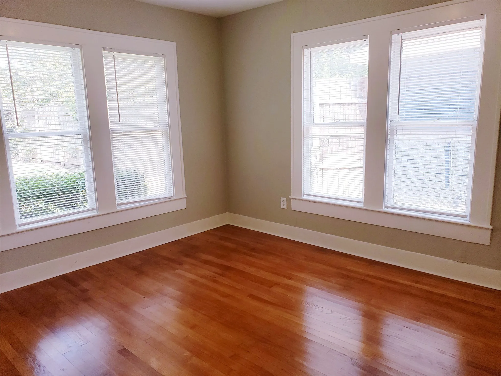 Duplex For Rent in Dallas County , 5815 LLANO Avenue, Dallas, Texas 75206, 1 Bedroom, 1 Bathroom, Garage spaces, 854 Sqft, built in 1927, mls#21388635, Real Estate Agent in Dallas, Homes For Rent in Dallas county, Homes For Rent in Dallas, Realtor in Dallas Texas, Real Estate Brokerage Independent Realty Texas, Luminita Cordes Realtor