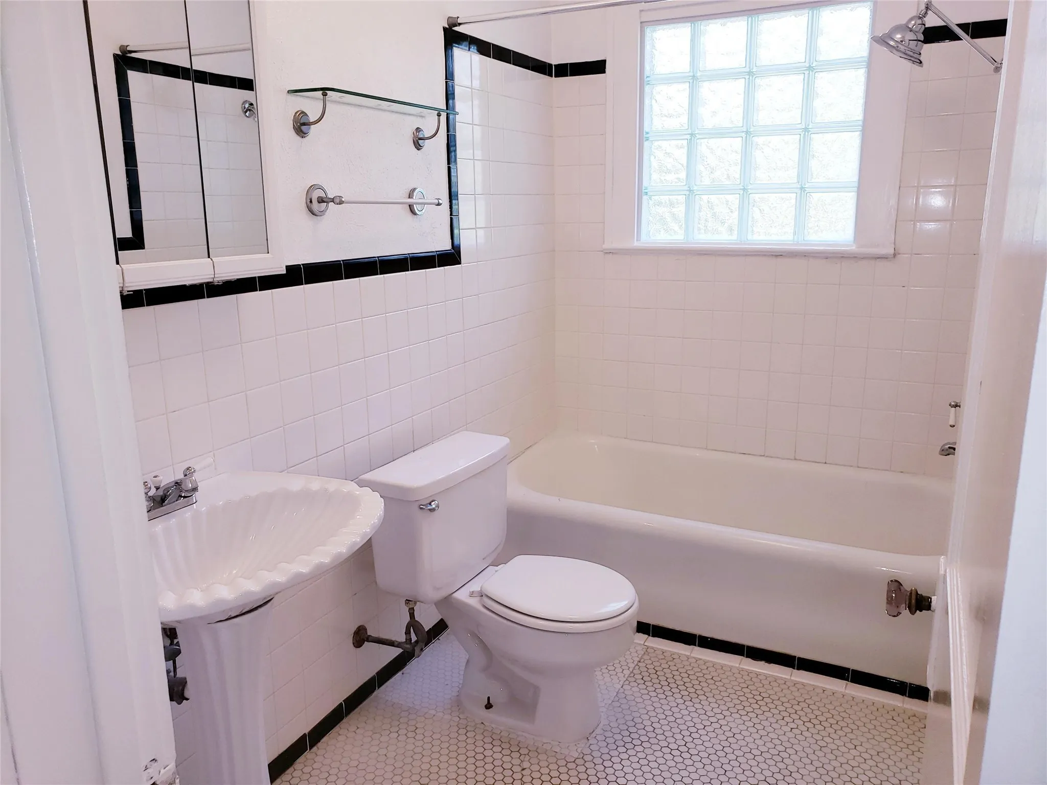 Duplex For Rent in Dallas County , 5815 LLANO Avenue, Dallas, Texas 75206, 1 Bedroom, 1 Bathroom, Garage spaces, 854 Sqft, built in 1927, mls#21388635, Real Estate Agent in Dallas, Homes For Rent in Dallas county, Homes For Rent in Dallas, Realtor in Dallas Texas, Real Estate Brokerage Independent Realty Texas, Luminita Cordes Realtor