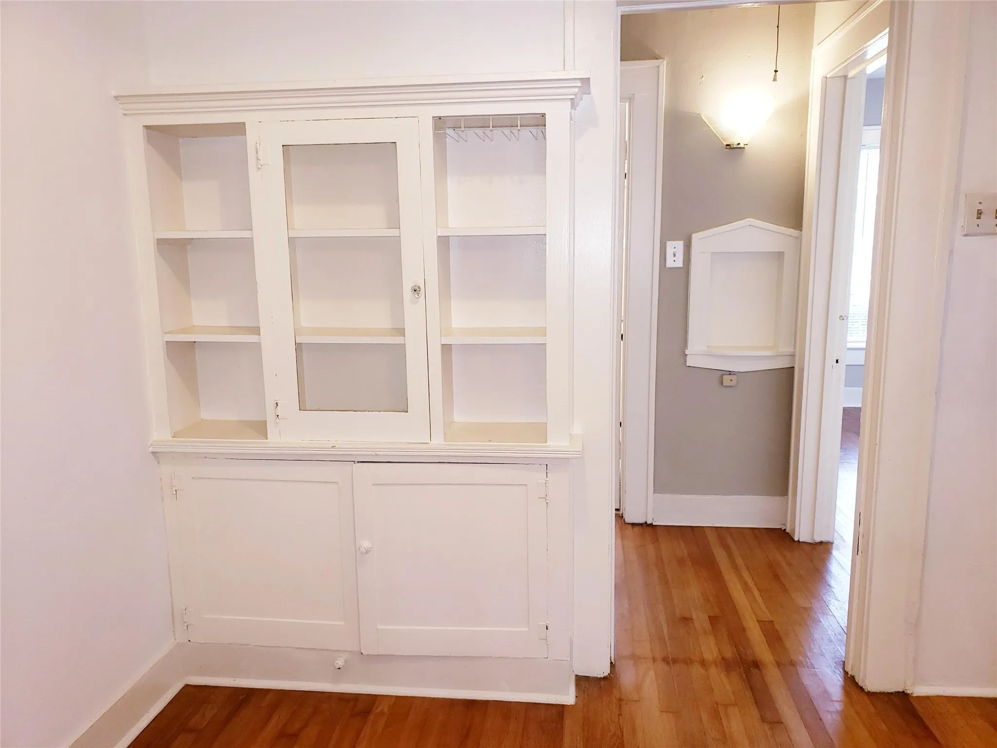 Duplex For Rent in Dallas County , 5815 LLANO Avenue, Dallas, Texas 75206, 1 Bedroom, 1 Bathroom, Garage spaces, 854 Sqft, built in 1927, mls#21388635, Real Estate Agent in Dallas, Homes For Rent in Dallas county, Homes For Rent in Dallas, Realtor in Dallas Texas, Real Estate Brokerage Independent Realty Texas, Luminita Cordes Realtor