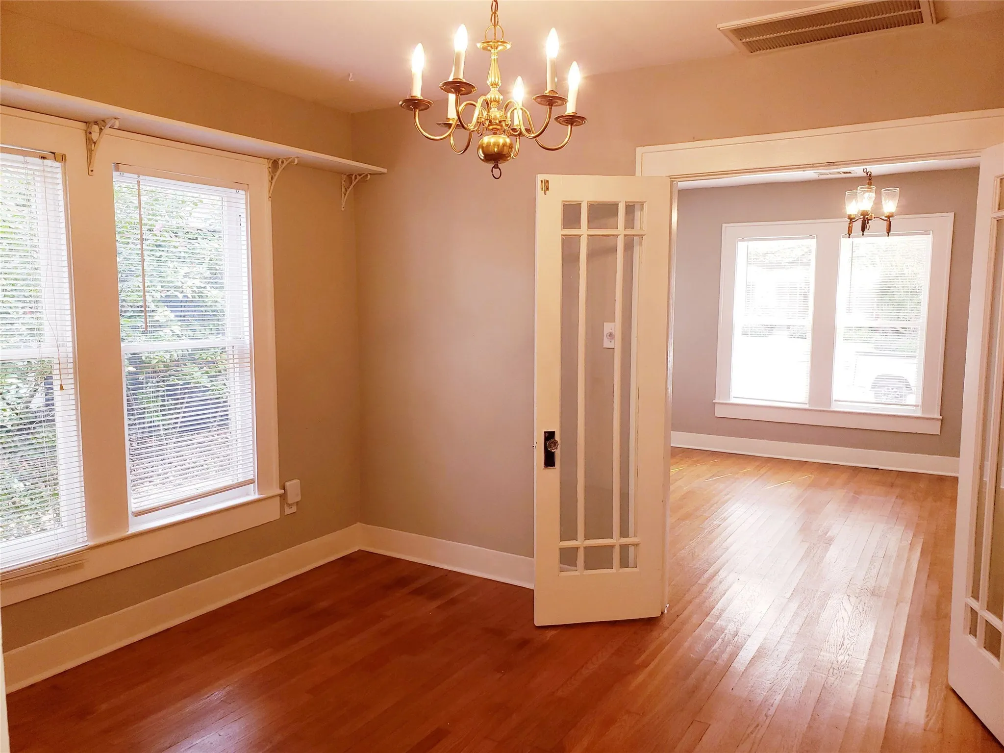 Duplex For Rent in Dallas County , 5815 LLANO Avenue, Dallas, Texas 75206, 1 Bedroom, 1 Bathroom, Garage spaces, 854 Sqft, built in 1927, mls#21388635, Real Estate Agent in Dallas, Homes For Rent in Dallas county, Homes For Rent in Dallas, Realtor in Dallas Texas, Real Estate Brokerage Independent Realty Texas, Luminita Cordes Realtor