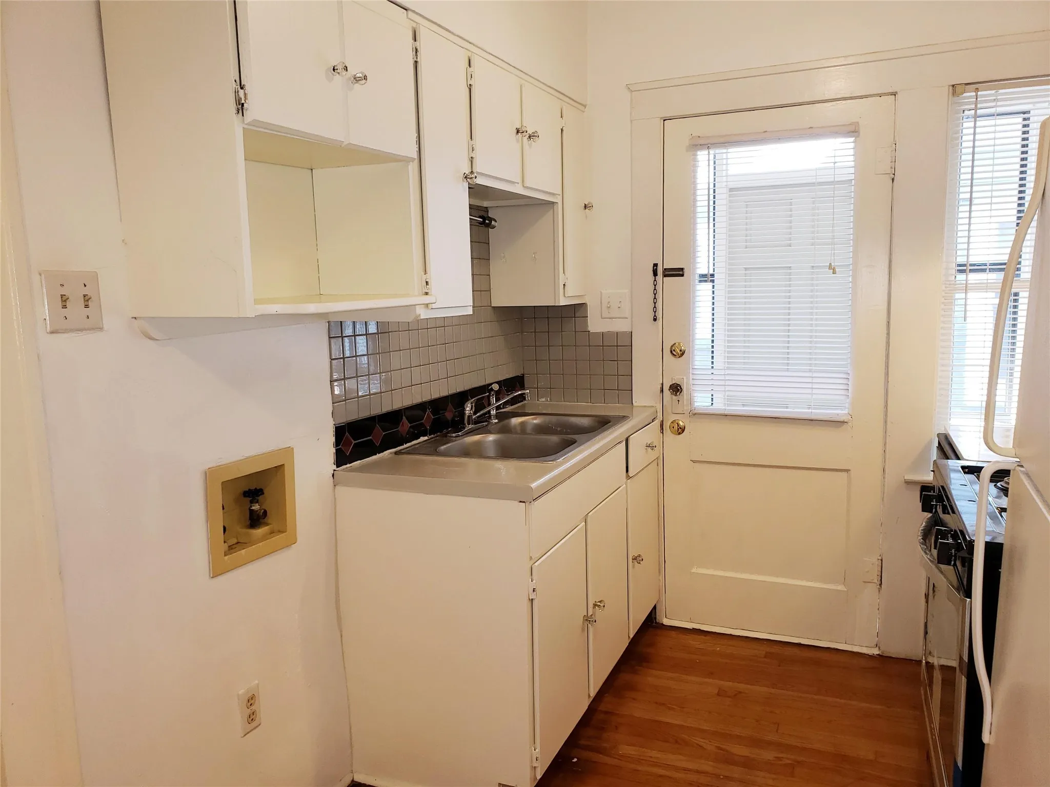 Duplex For Rent in Dallas County , 5815 LLANO Avenue, Dallas, Texas 75206, 1 Bedroom, 1 Bathroom, Garage spaces, 854 Sqft, built in 1927, mls#21388635, Real Estate Agent in Dallas, Homes For Rent in Dallas county, Homes For Rent in Dallas, Realtor in Dallas Texas, Real Estate Brokerage Independent Realty Texas, Luminita Cordes Realtor