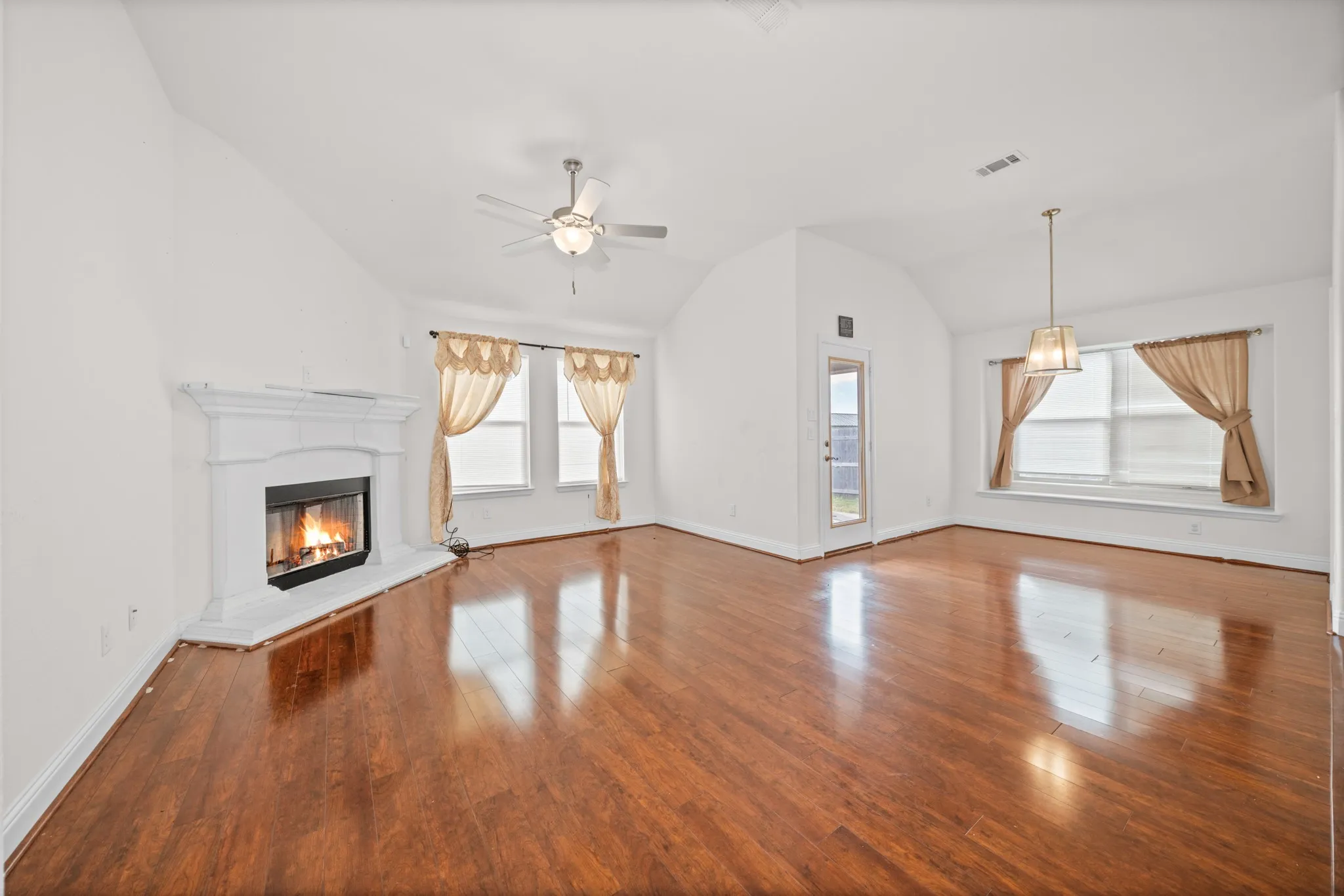 Single Family Residence For Rent in Hill County , 422 Stoneridge Drive, Hillsboro, Texas 76645, 3 Bedroom, 2 Bathroom, 2 Garage spaces, 1,535 Sqft, built in 2018, mls#21402249, Real Estate Agent in Hillsboro, Homes For Rent in Hill county, Homes For Rent in Hillsboro, Realtor in Hillsboro Texas, Real Estate Brokerage Independent Realty Texas, Luminita Cordes Realtor