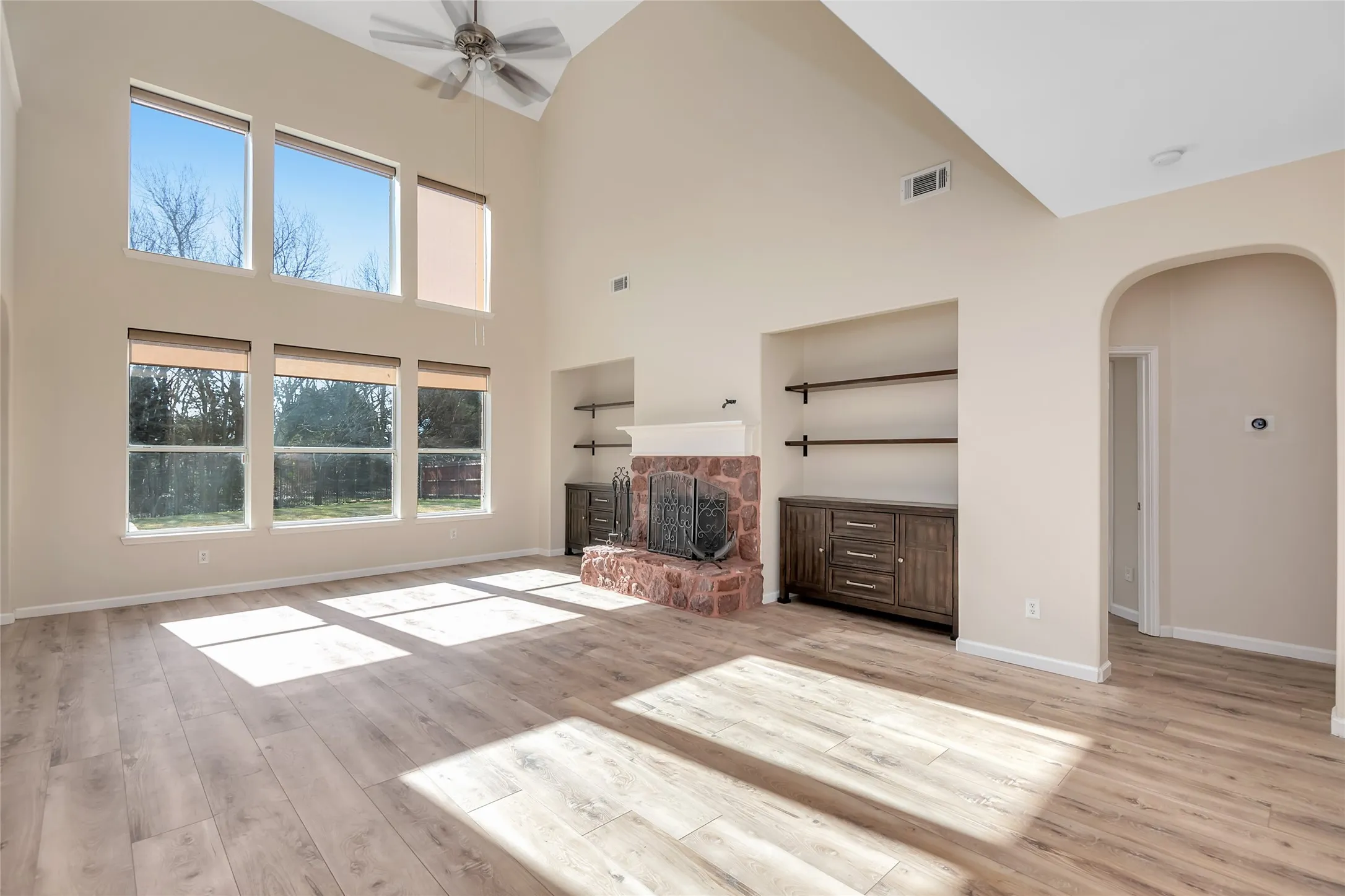 Single Family Residence For Sale in Tarrant County , 2319 Comanche Trail, Grand Prairie, Texas 75052, 5 Bedroom, 4 Bathroom, 2 Garage spaces, 4,604 Sqft, built in 2005, mls#21401424, Real Estate Agent in Grand Prairie, Homes For Sale in Tarrant county, Homes For Sale in Grand Prairie, Realtor in Grand Prairie Texas, Real Estate Brokerage Independent Realty Texas, Luminita Cordes Realtor