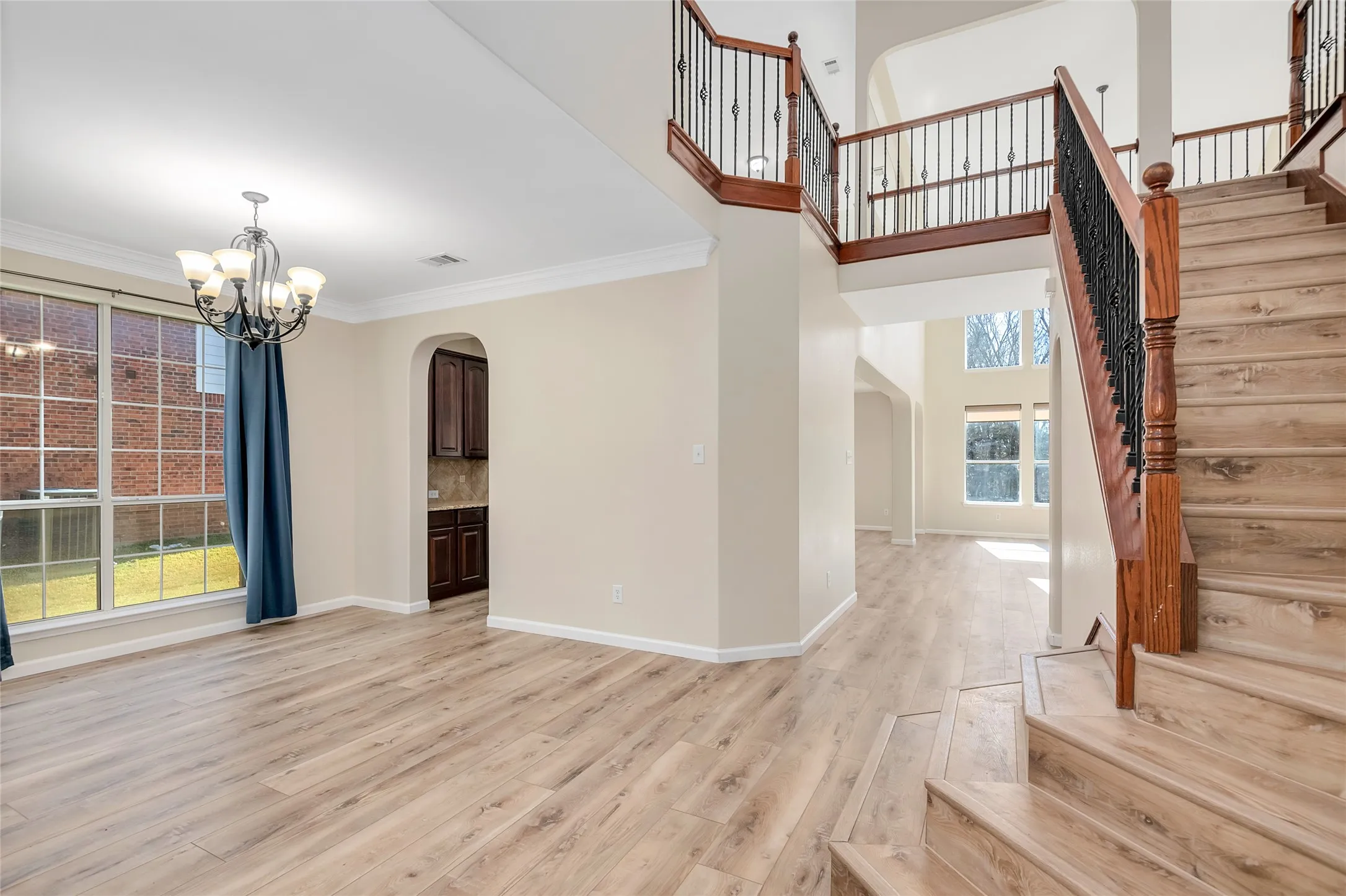 Single Family Residence For Sale in Tarrant County , 2319 Comanche Trail, Grand Prairie, Texas 75052, 5 Bedroom, 4 Bathroom, 2 Garage spaces, 4,604 Sqft, built in 2005, mls#21401424, Real Estate Agent in Grand Prairie, Homes For Sale in Tarrant county, Homes For Sale in Grand Prairie, Realtor in Grand Prairie Texas, Real Estate Brokerage Independent Realty Texas, Luminita Cordes Realtor