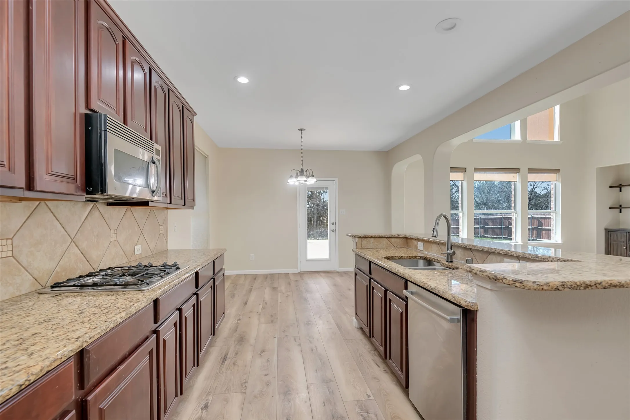 Single Family Residence For Sale in Tarrant County , 2319 Comanche Trail, Grand Prairie, Texas 75052, 5 Bedroom, 4 Bathroom, 2 Garage spaces, 4,604 Sqft, built in 2005, mls#21401424, Real Estate Agent in Grand Prairie, Homes For Sale in Tarrant county, Homes For Sale in Grand Prairie, Realtor in Grand Prairie Texas, Real Estate Brokerage Independent Realty Texas, Luminita Cordes Realtor