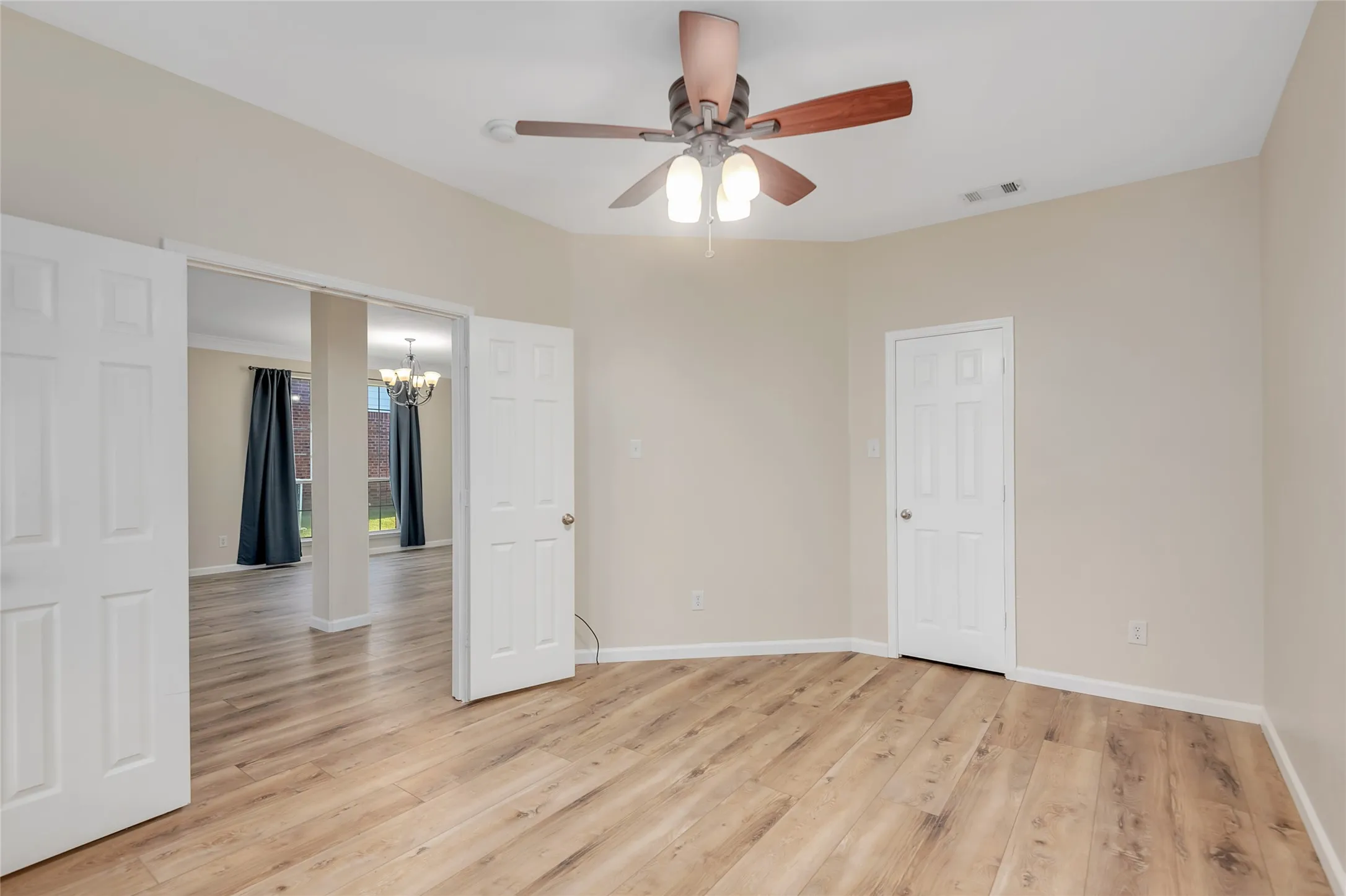 Single Family Residence For Sale in Tarrant County , 2319 Comanche Trail, Grand Prairie, Texas 75052, 5 Bedroom, 4 Bathroom, 2 Garage spaces, 4,604 Sqft, built in 2005, mls#21401424, Real Estate Agent in Grand Prairie, Homes For Sale in Tarrant county, Homes For Sale in Grand Prairie, Realtor in Grand Prairie Texas, Real Estate Brokerage Independent Realty Texas, Luminita Cordes Realtor
