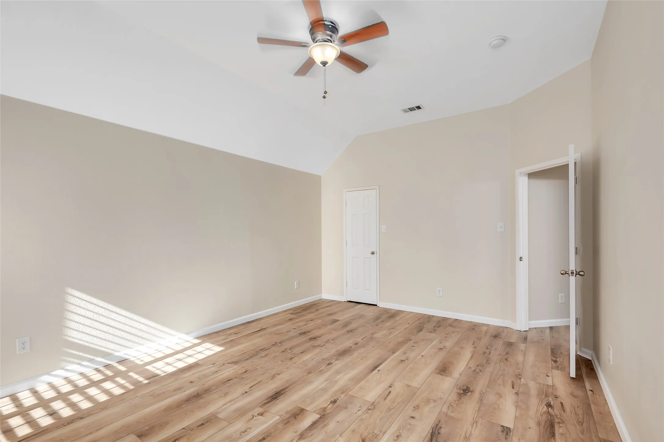 Single Family Residence For Sale in Tarrant County , 2319 Comanche Trail, Grand Prairie, Texas 75052, 5 Bedroom, 4 Bathroom, 2 Garage spaces, 4,604 Sqft, built in 2005, mls#21401424, Real Estate Agent in Grand Prairie, Homes For Sale in Tarrant county, Homes For Sale in Grand Prairie, Realtor in Grand Prairie Texas, Real Estate Brokerage Independent Realty Texas, Luminita Cordes Realtor