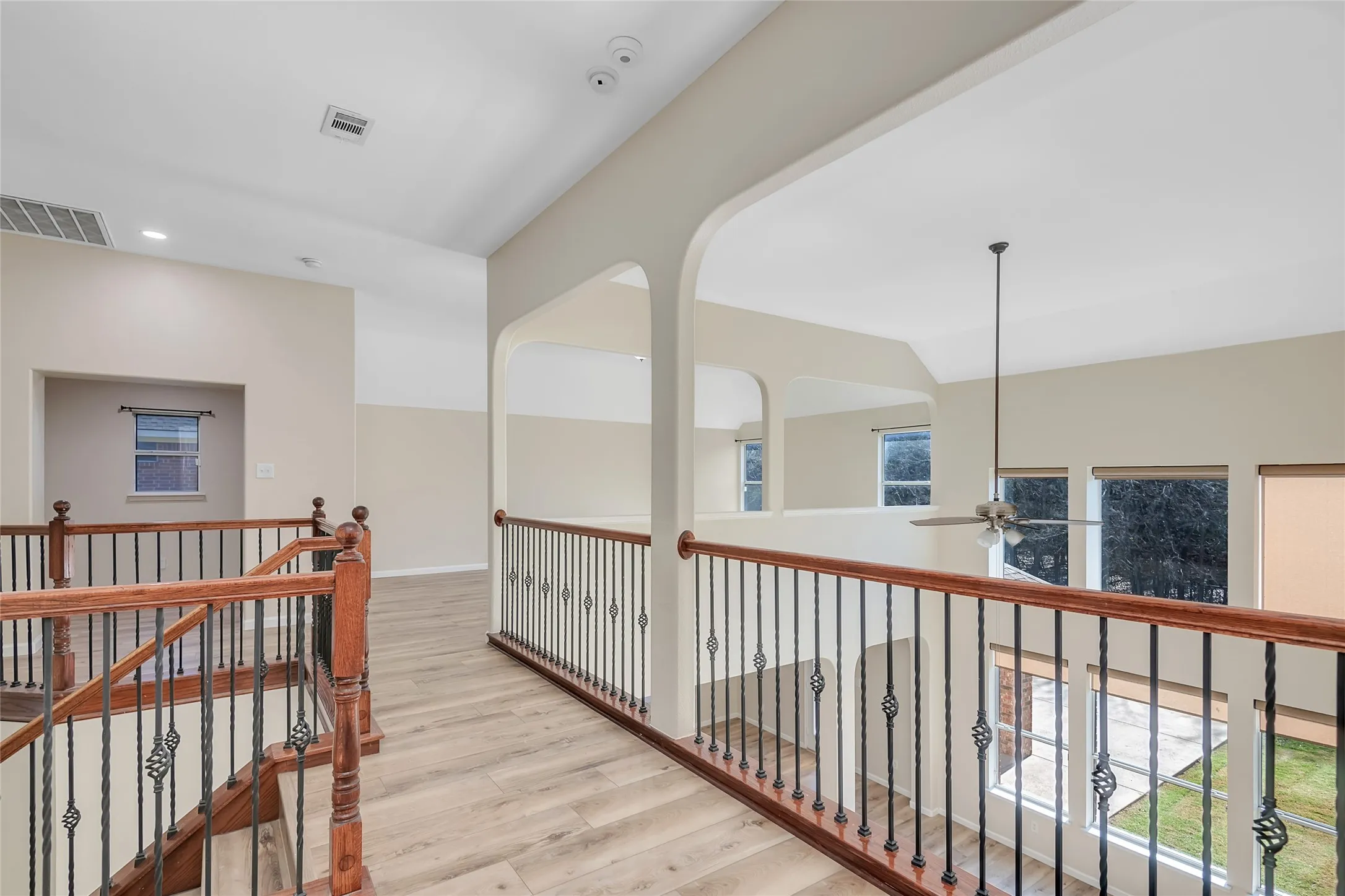 Single Family Residence For Sale in Tarrant County , 2319 Comanche Trail, Grand Prairie, Texas 75052, 5 Bedroom, 4 Bathroom, 2 Garage spaces, 4,604 Sqft, built in 2005, mls#21401424, Real Estate Agent in Grand Prairie, Homes For Sale in Tarrant county, Homes For Sale in Grand Prairie, Realtor in Grand Prairie Texas, Real Estate Brokerage Independent Realty Texas, Luminita Cordes Realtor