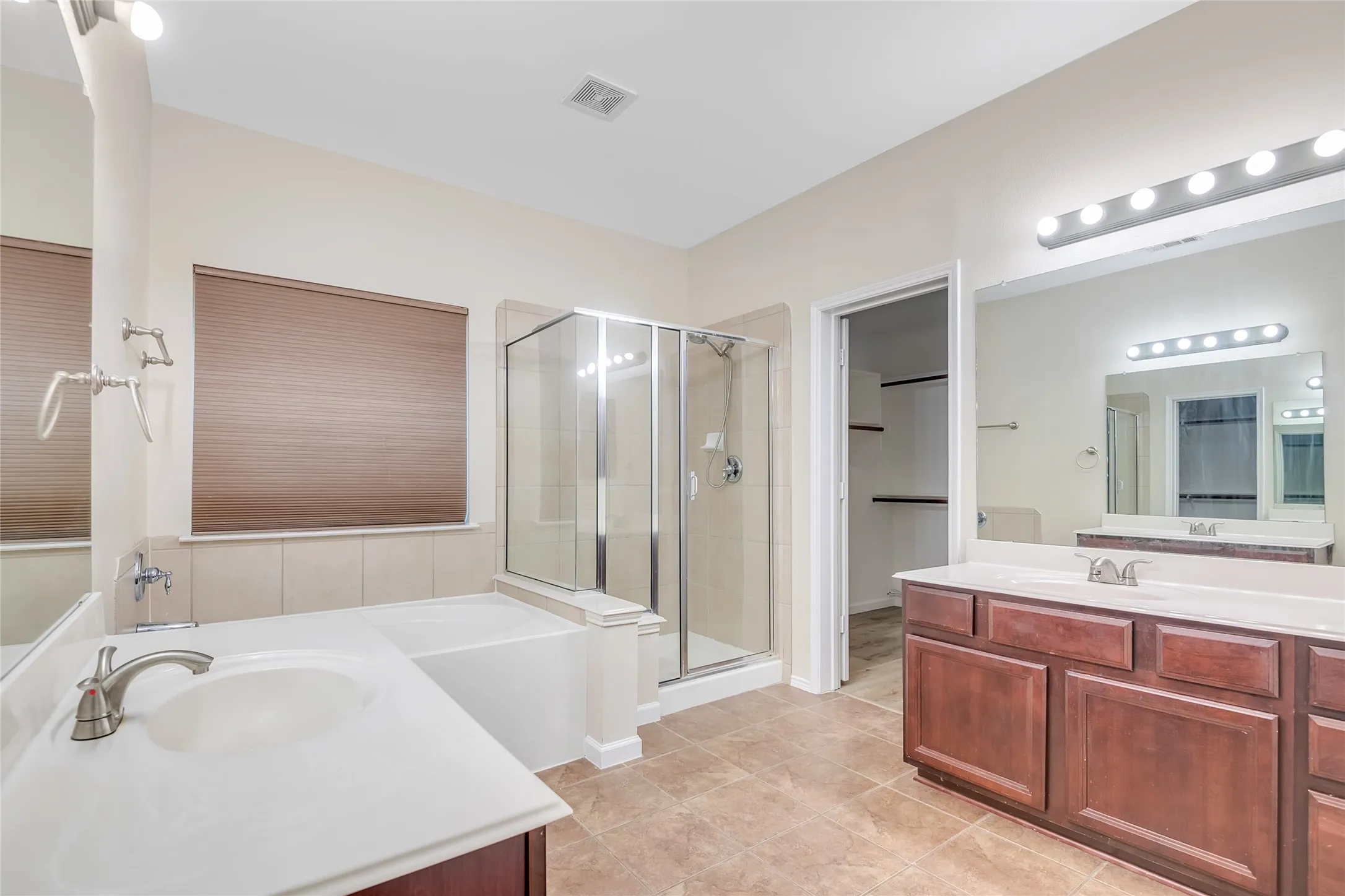 Single Family Residence For Sale in Tarrant County , 2319 Comanche Trail, Grand Prairie, Texas 75052, 5 Bedroom, 4 Bathroom, 2 Garage spaces, 4,604 Sqft, built in 2005, mls#21401424, Real Estate Agent in Grand Prairie, Homes For Sale in Tarrant county, Homes For Sale in Grand Prairie, Realtor in Grand Prairie Texas, Real Estate Brokerage Independent Realty Texas, Luminita Cordes Realtor