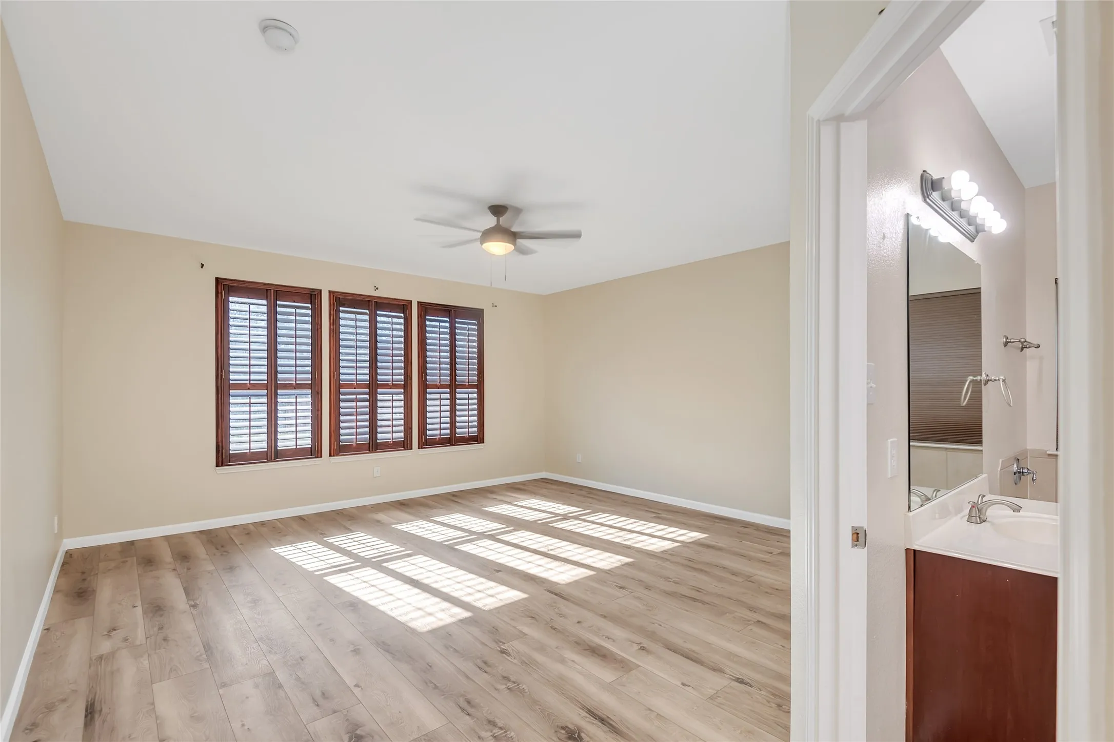 Single Family Residence For Sale in Tarrant County , 2319 Comanche Trail, Grand Prairie, Texas 75052, 5 Bedroom, 4 Bathroom, 2 Garage spaces, 4,604 Sqft, built in 2005, mls#21401424, Real Estate Agent in Grand Prairie, Homes For Sale in Tarrant county, Homes For Sale in Grand Prairie, Realtor in Grand Prairie Texas, Real Estate Brokerage Independent Realty Texas, Luminita Cordes Realtor