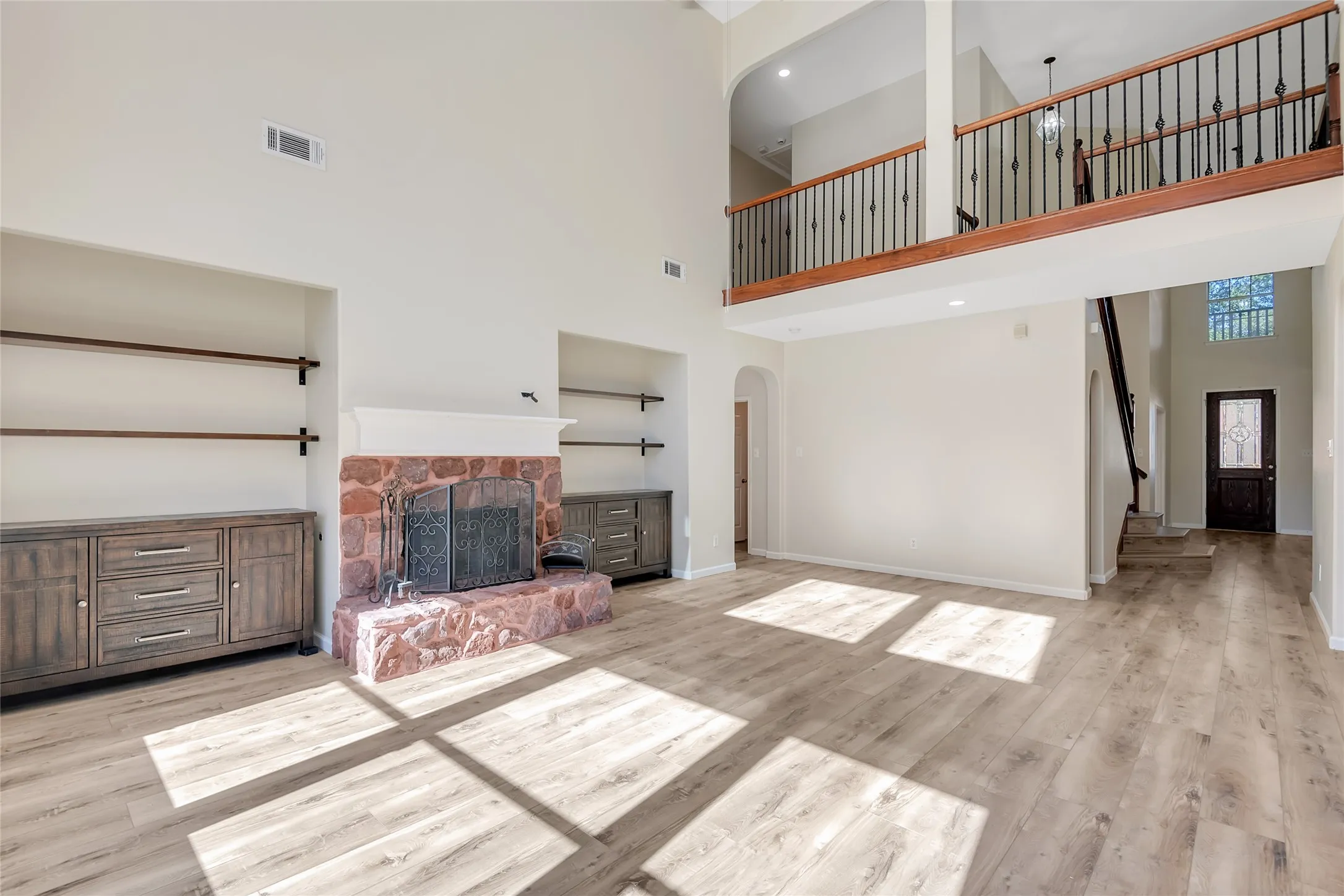 Single Family Residence For Sale in Tarrant County , 2319 Comanche Trail, Grand Prairie, Texas 75052, 5 Bedroom, 4 Bathroom, 2 Garage spaces, 4,604 Sqft, built in 2005, mls#21401424, Real Estate Agent in Grand Prairie, Homes For Sale in Tarrant county, Homes For Sale in Grand Prairie, Realtor in Grand Prairie Texas, Real Estate Brokerage Independent Realty Texas, Luminita Cordes Realtor