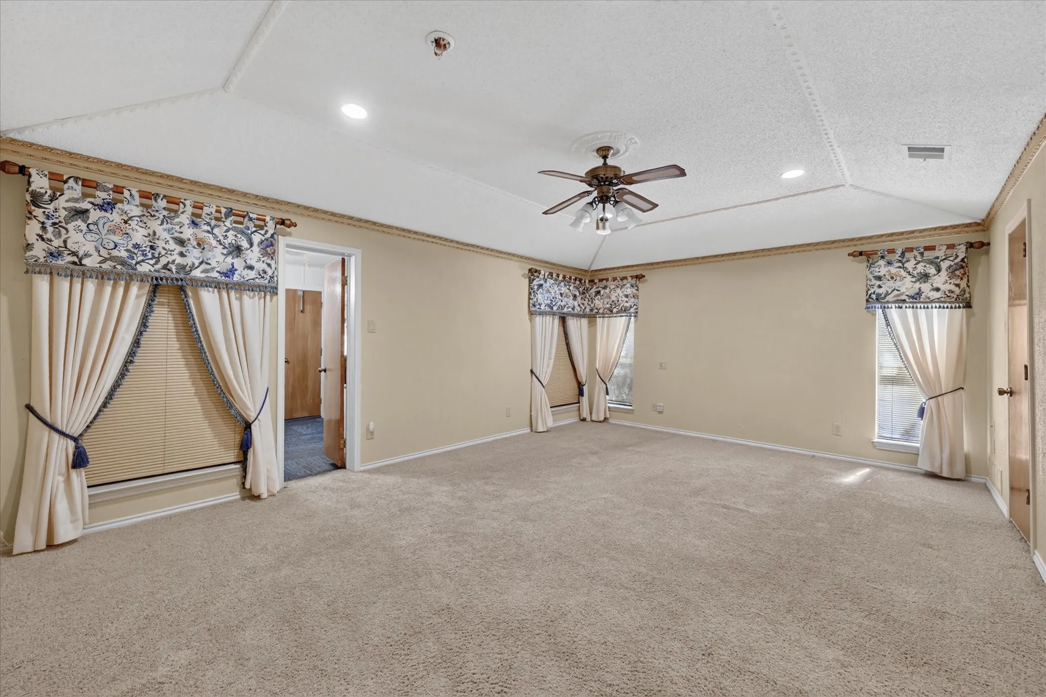 Single Family Residence For Sale in Dallas County , 206 Harris Drive, Sunnyvale, Texas 75182, 4 Bedroom, 4 Bathroom, 6 Garage spaces, 3,854 Sqft, built in 1983, mls#21401701, Real Estate Agent in Sunnyvale, Homes For Sale in Dallas county, Homes For Sale in Sunnyvale, Realtor in Sunnyvale Texas, Real Estate Brokerage Independent Realty Texas, Luminita Cordes Realtor