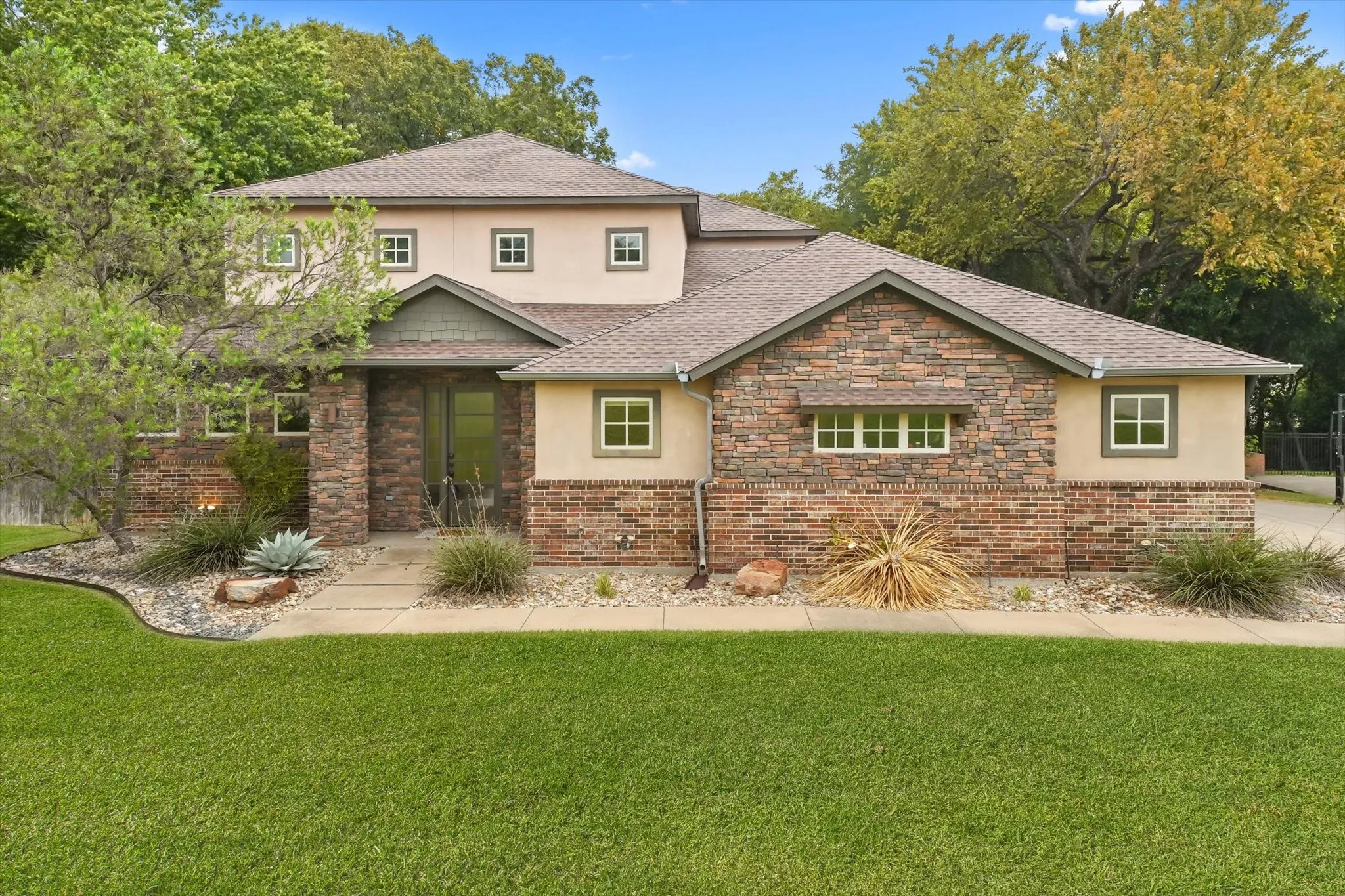 Single Family Residence For Sale in Ellis County , 2851 Coldwater Court, Midlothian, Texas 76065, 4 Bedroom, 4 Bathroom, 2 Garage spaces, 2,797 Sqft, built in 2007, mls#21398545, Real Estate Agent in Midlothian, Homes For Sale in Ellis county, Homes For Sale in Midlothian, Realtor in Midlothian Texas, Real Estate Brokerage Independent Realty Texas, Luminita Cordes Realtor