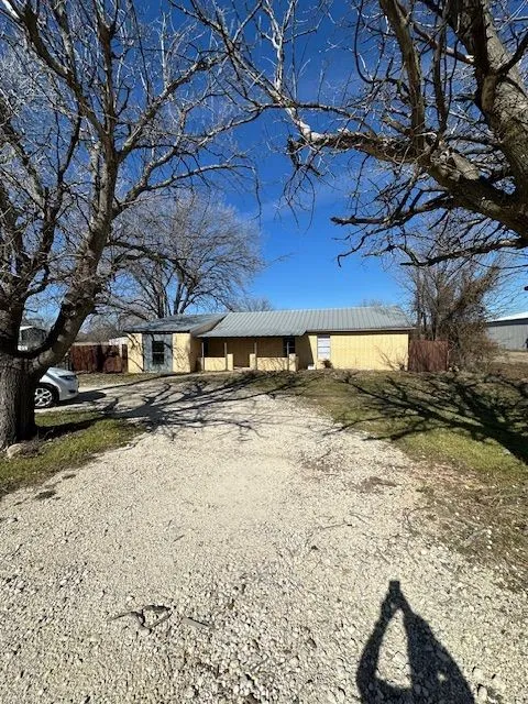 Single Family Residence For Rent in Callahan County , 6668 County Road 120, Clyde, Texas 79510, 3 Bedroom, 1 Bathroom, Garage spaces, 1,146 Sqft, built in 1980, mls#21402528, Real Estate Agent in Clyde, Homes For Rent in Callahan county, Homes For Rent in Clyde, Realtor in Clyde Texas, Real Estate Brokerage Independent Realty Texas, Luminita Cordes Realtor