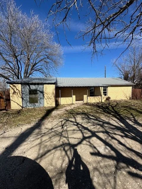 Single Family Residence For Rent in Callahan County , 6668 County Road 120, Clyde, Texas 79510, 3 Bedroom, 1 Bathroom, Garage spaces, 1,146 Sqft, built in 1980, mls#21402528, Real Estate Agent in Clyde, Homes For Rent in Callahan county, Homes For Rent in Clyde, Realtor in Clyde Texas, Real Estate Brokerage Independent Realty Texas, Luminita Cordes Realtor