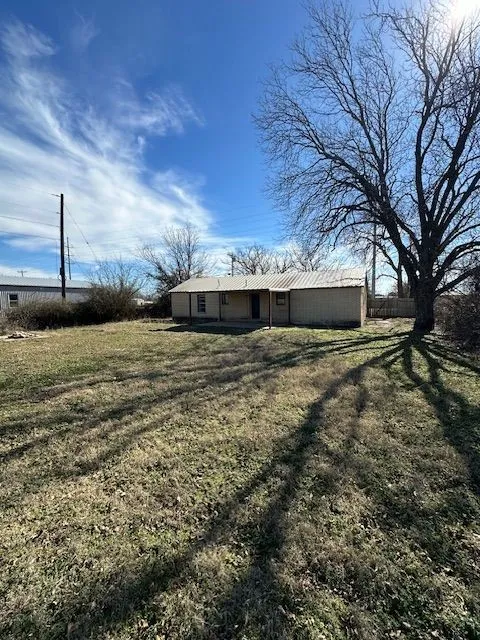 Single Family Residence For Rent in Callahan County , 6668 County Road 120, Clyde, Texas 79510, 3 Bedroom, 1 Bathroom, Garage spaces, 1,146 Sqft, built in 1980, mls#21402528, Real Estate Agent in Clyde, Homes For Rent in Callahan county, Homes For Rent in Clyde, Realtor in Clyde Texas, Real Estate Brokerage Independent Realty Texas, Luminita Cordes Realtor