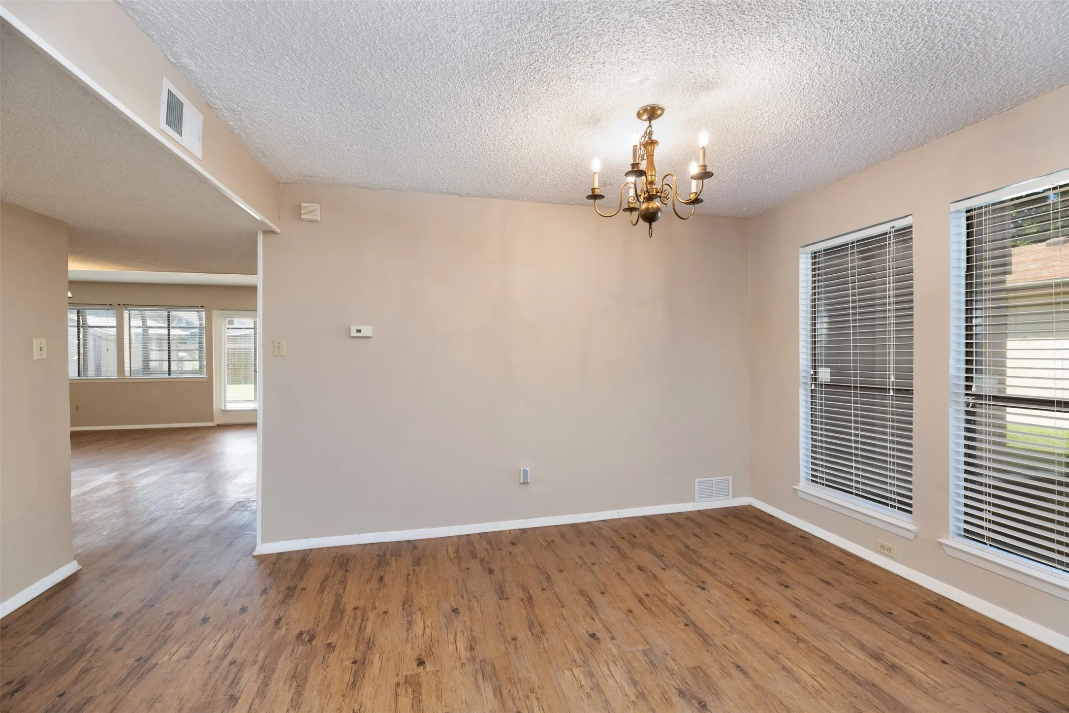Single Family Residence For Rent in Collin County , 416 Lincoln Drive, Plano, Texas 75023, 3 Bedroom, 2 Bathroom, 2 Garage spaces, 2,056 Sqft, built in 1980, mls#21402514, Real Estate Agent in Plano, Homes For Rent in Collin county, Homes For Rent in Plano, Realtor in Plano Texas, Real Estate Brokerage Independent Realty Texas, Luminita Cordes Realtor