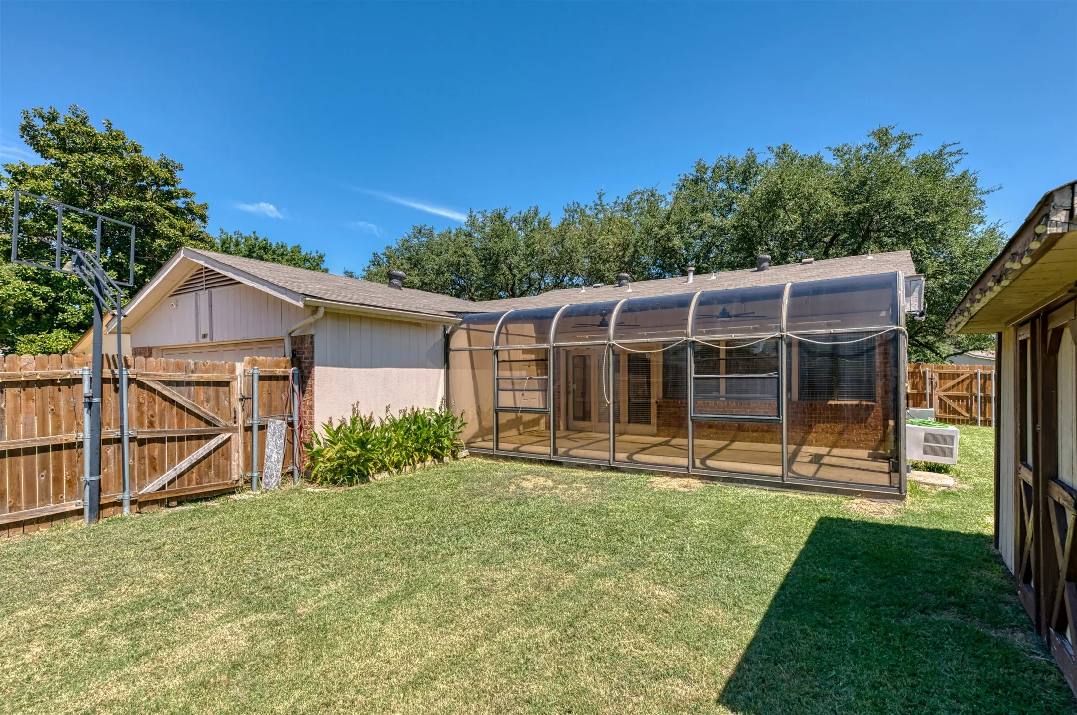 Single Family Residence For Rent in Collin County , 416 Lincoln Drive, Plano, Texas 75023, 3 Bedroom, 2 Bathroom, 2 Garage spaces, 2,056 Sqft, built in 1980, mls#21402514, Real Estate Agent in Plano, Homes For Rent in Collin county, Homes For Rent in Plano, Realtor in Plano Texas, Real Estate Brokerage Independent Realty Texas, Luminita Cordes Realtor