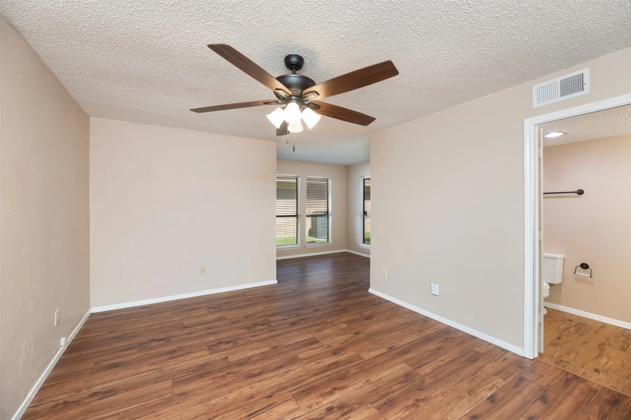 Single Family Residence For Rent in Collin County , 416 Lincoln Drive, Plano, Texas 75023, 3 Bedroom, 2 Bathroom, 2 Garage spaces, 2,056 Sqft, built in 1980, mls#21402514, Real Estate Agent in Plano, Homes For Rent in Collin county, Homes For Rent in Plano, Realtor in Plano Texas, Real Estate Brokerage Independent Realty Texas, Luminita Cordes Realtor