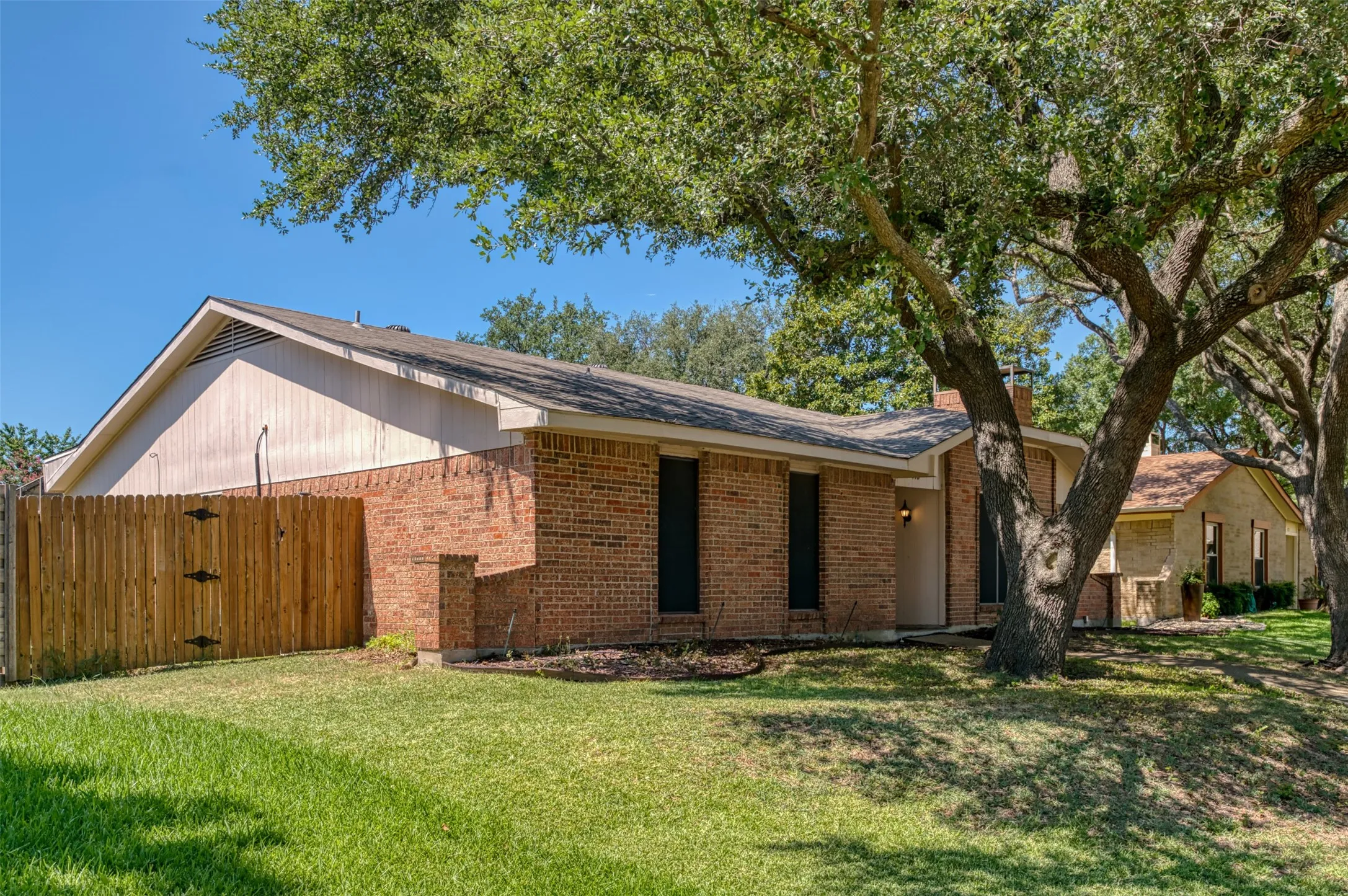 Single Family Residence For Rent in Collin County , 416 Lincoln Drive, Plano, Texas 75023, 3 Bedroom, 2 Bathroom, 2 Garage spaces, 2,056 Sqft, built in 1980, mls#21402514, Real Estate Agent in Plano, Homes For Rent in Collin county, Homes For Rent in Plano, Realtor in Plano Texas, Real Estate Brokerage Independent Realty Texas, Luminita Cordes Realtor