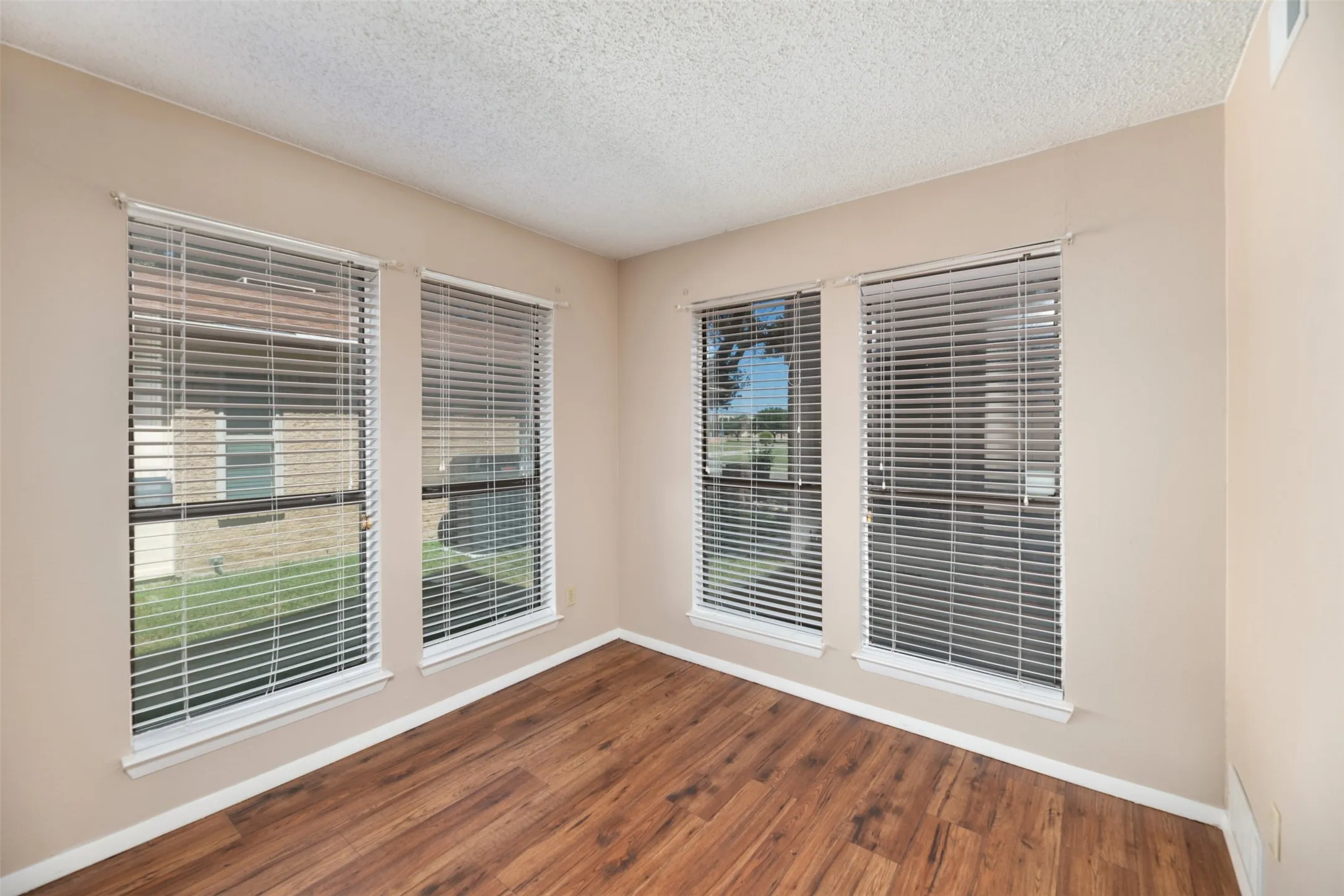 Single Family Residence For Rent in Collin County , 416 Lincoln Drive, Plano, Texas 75023, 3 Bedroom, 2 Bathroom, 2 Garage spaces, 2,056 Sqft, built in 1980, mls#21402514, Real Estate Agent in Plano, Homes For Rent in Collin county, Homes For Rent in Plano, Realtor in Plano Texas, Real Estate Brokerage Independent Realty Texas, Luminita Cordes Realtor