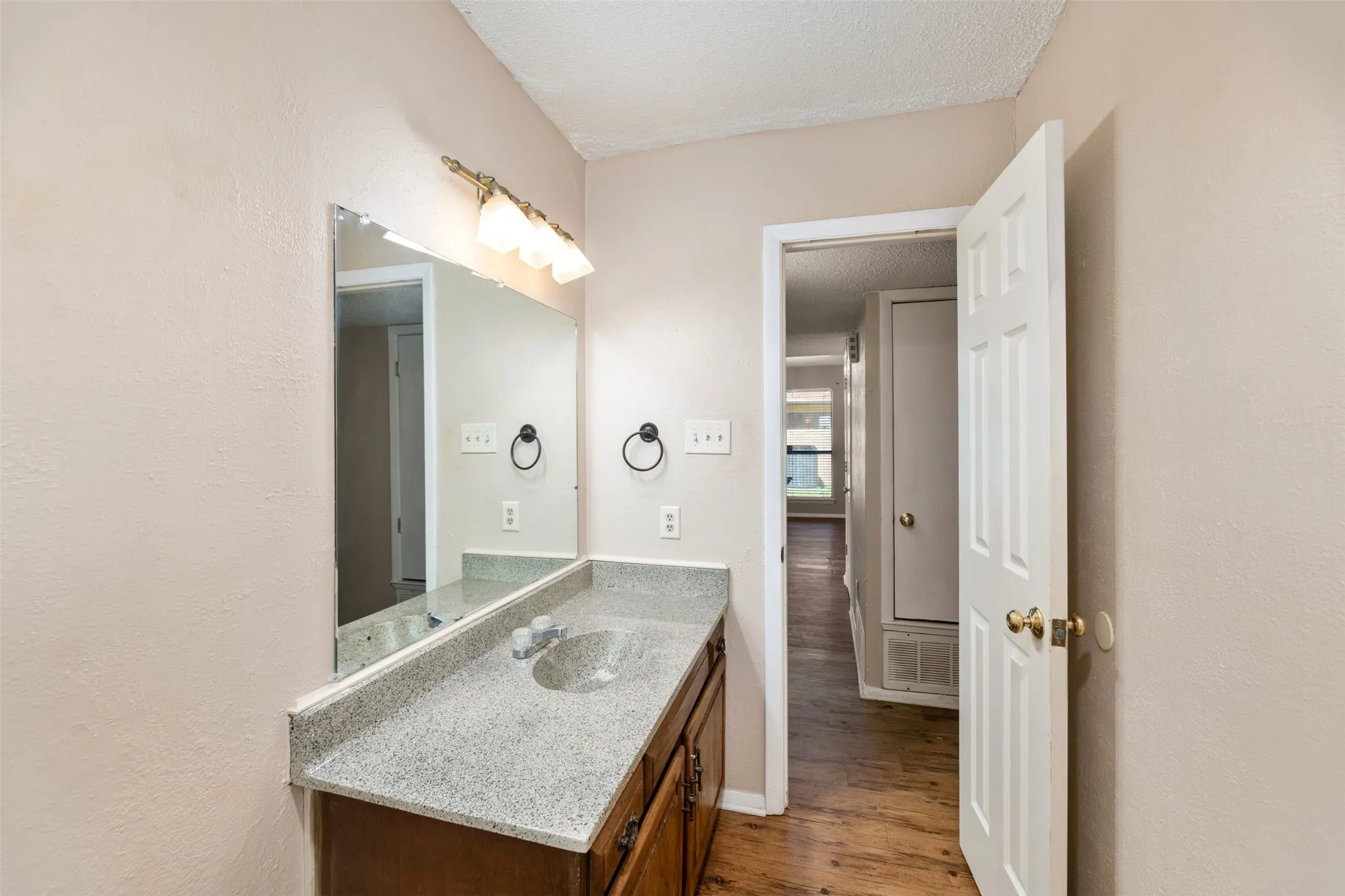 Single Family Residence For Rent in Collin County , 416 Lincoln Drive, Plano, Texas 75023, 3 Bedroom, 2 Bathroom, 2 Garage spaces, 2,056 Sqft, built in 1980, mls#21402514, Real Estate Agent in Plano, Homes For Rent in Collin county, Homes For Rent in Plano, Realtor in Plano Texas, Real Estate Brokerage Independent Realty Texas, Luminita Cordes Realtor