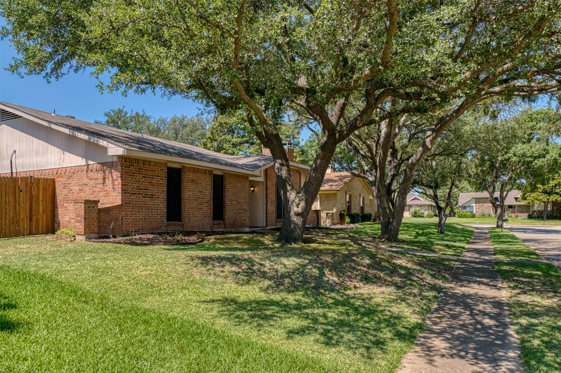 Single Family Residence For Rent in Collin County , 416 Lincoln Drive, Plano, Texas 75023, 3 Bedroom, 2 Bathroom, 2 Garage spaces, 2,056 Sqft, built in 1980, mls#21402514, Real Estate Agent in Plano, Homes For Rent in Collin county, Homes For Rent in Plano, Realtor in Plano Texas, Real Estate Brokerage Independent Realty Texas, Luminita Cordes Realtor