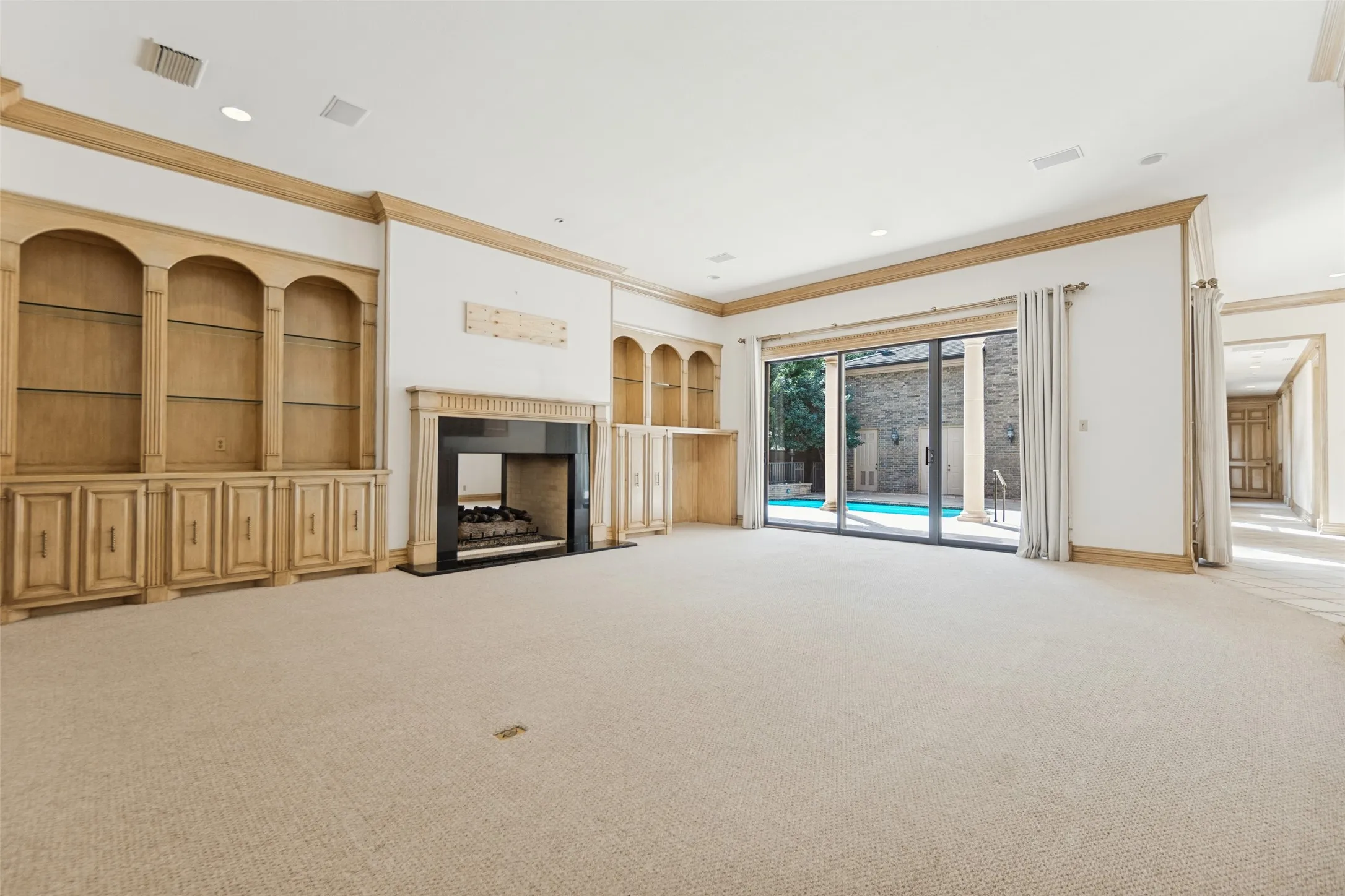 Single Family Residence For Sale in Dallas County , 3817 Miramar Avenue, Highland Park, Texas 75205, 5 Bedroom, 7 Bathroom, 4 Garage spaces, 8,796 Sqft, built in 1994, mls#21393376, Real Estate Agent in Highland Park, Homes For Sale in Dallas county, Homes For Sale in Highland Park, Realtor in Highland Park Texas, Real Estate Brokerage Independent Realty Texas, Luminita Cordes Realtor