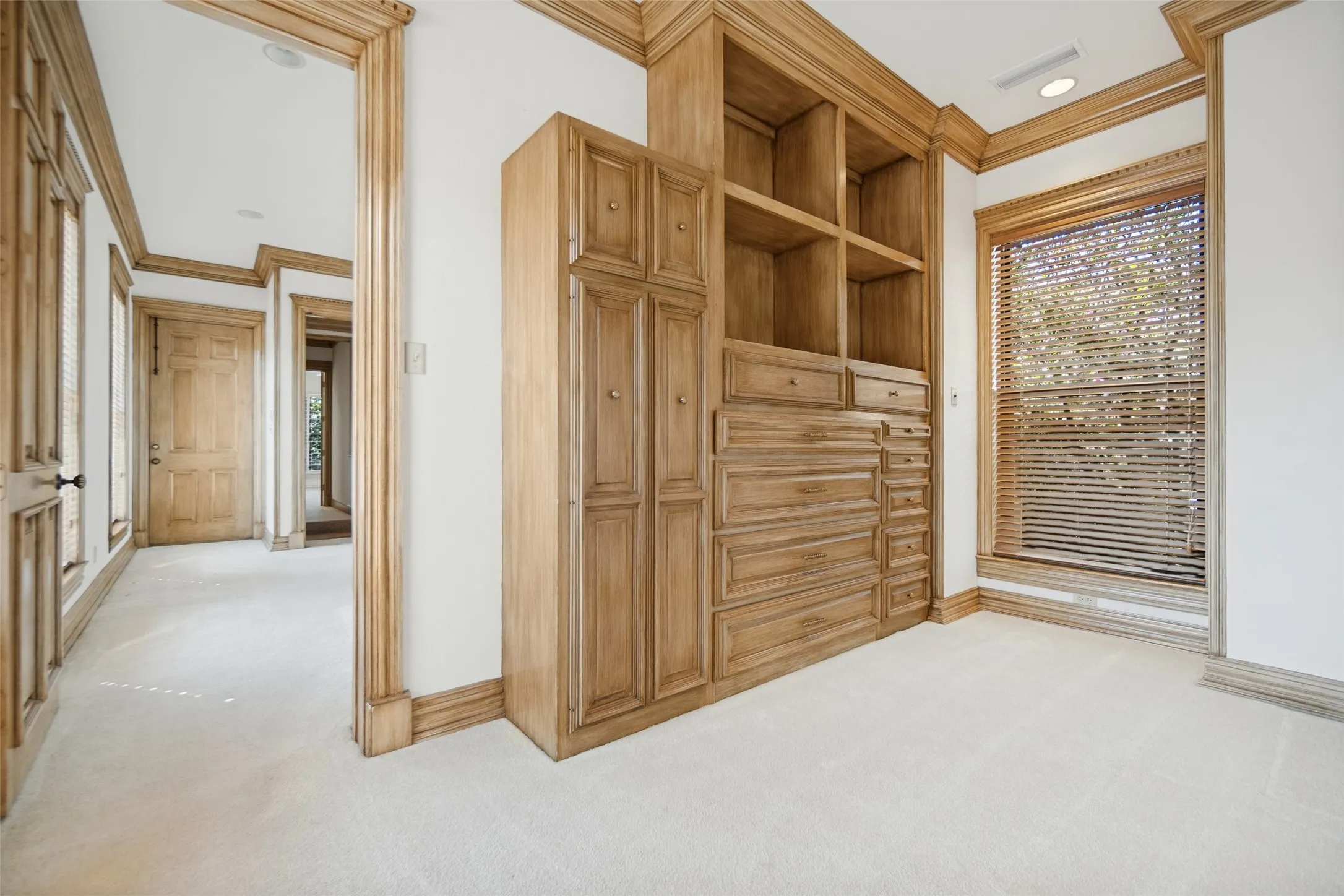 Single Family Residence For Sale in Dallas County , 3817 Miramar Avenue, Highland Park, Texas 75205, 5 Bedroom, 7 Bathroom, 4 Garage spaces, 8,796 Sqft, built in 1994, mls#21393376, Real Estate Agent in Highland Park, Homes For Sale in Dallas county, Homes For Sale in Highland Park, Realtor in Highland Park Texas, Real Estate Brokerage Independent Realty Texas, Luminita Cordes Realtor