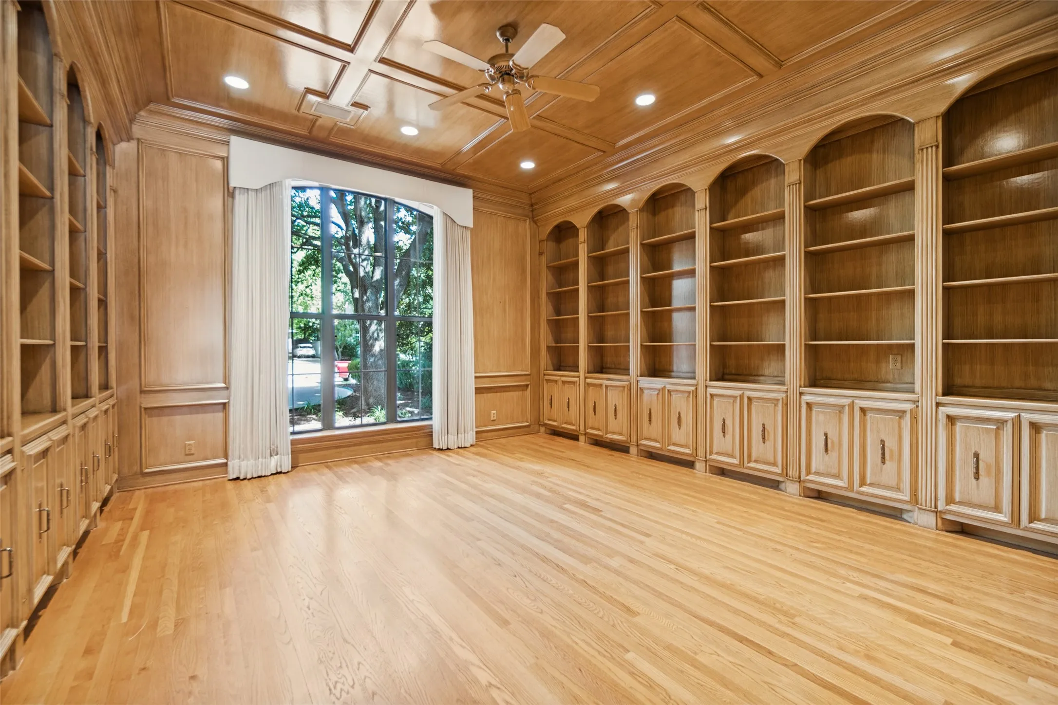 Single Family Residence For Sale in Dallas County , 3817 Miramar Avenue, Highland Park, Texas 75205, 5 Bedroom, 7 Bathroom, 4 Garage spaces, 8,796 Sqft, built in 1994, mls#21393376, Real Estate Agent in Highland Park, Homes For Sale in Dallas county, Homes For Sale in Highland Park, Realtor in Highland Park Texas, Real Estate Brokerage Independent Realty Texas, Luminita Cordes Realtor