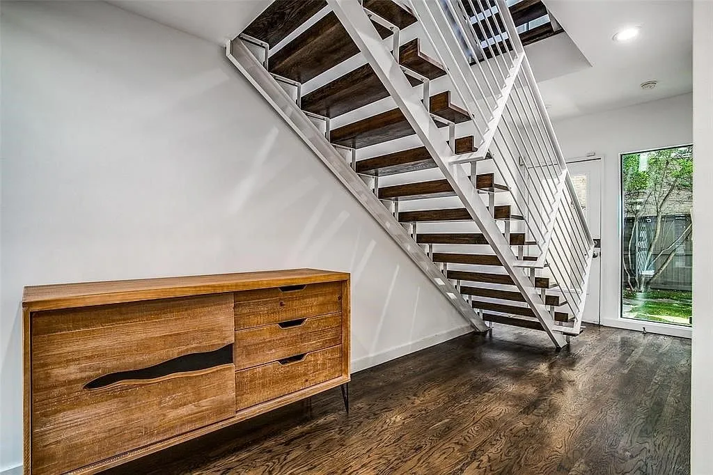 Townhouse For Rent in Dallas County , 4230 Munger Avenue C, Dallas, Texas 75204, 2 Bedroom, 3 Bathroom, 1 Garage spaces, 2,116 Sqft, built in 2005, mls#21402542, Real Estate Agent in Dallas, Homes For Rent in Dallas county, Homes For Rent in Dallas, Realtor in Dallas Texas, Real Estate Brokerage Independent Realty Texas, Luminita Cordes Realtor