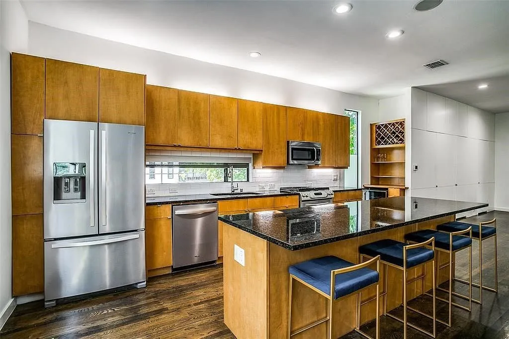 Townhouse For Rent in Dallas County , 4230 Munger Avenue C, Dallas, Texas 75204, 2 Bedroom, 3 Bathroom, 1 Garage spaces, 2,116 Sqft, built in 2005, mls#21402542, Real Estate Agent in Dallas, Homes For Rent in Dallas county, Homes For Rent in Dallas, Realtor in Dallas Texas, Real Estate Brokerage Independent Realty Texas, Luminita Cordes Realtor