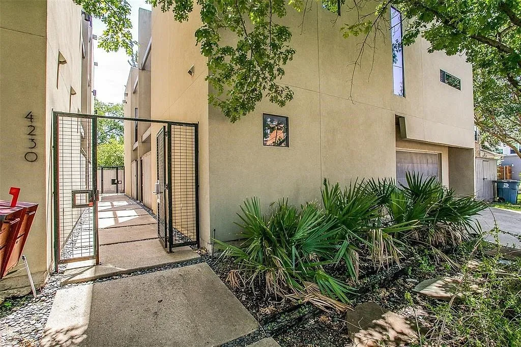 Townhouse For Rent in Dallas County , 4230 Munger Avenue C, Dallas, Texas 75204, 2 Bedroom, 3 Bathroom, 1 Garage spaces, 2,116 Sqft, built in 2005, mls#21402542, Real Estate Agent in Dallas, Homes For Rent in Dallas county, Homes For Rent in Dallas, Realtor in Dallas Texas, Real Estate Brokerage Independent Realty Texas, Luminita Cordes Realtor